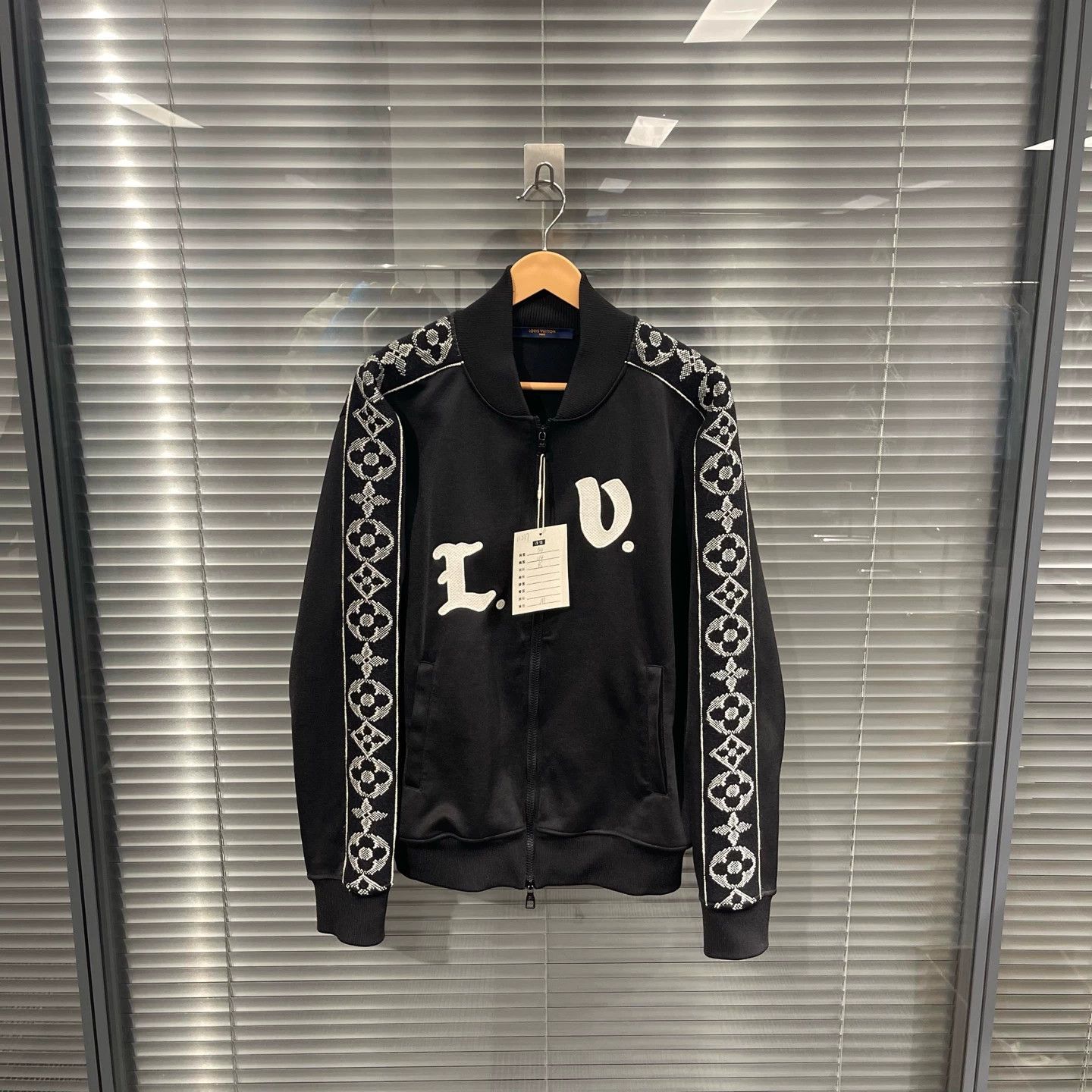 Louis Vuitton LV Three-Flower Embroidered Webbing Jacket M Size US M / EU 48-50 / 2 - 1 Thumbnail