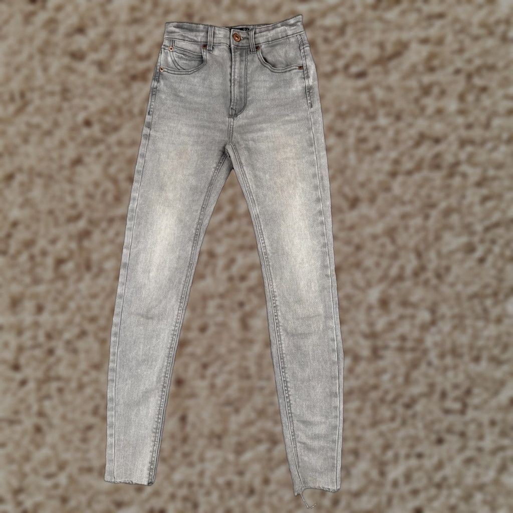 Stradivarius Stradivarius Jeans Womens Gray Skinny Regular Waist Cotton 23x27 Distressed Stretch Pockets 5-Pocket Design Vintage: No Feature: Medium Wash 2 Size 26" / US 2 / IT 38 - 1 Thumbnail