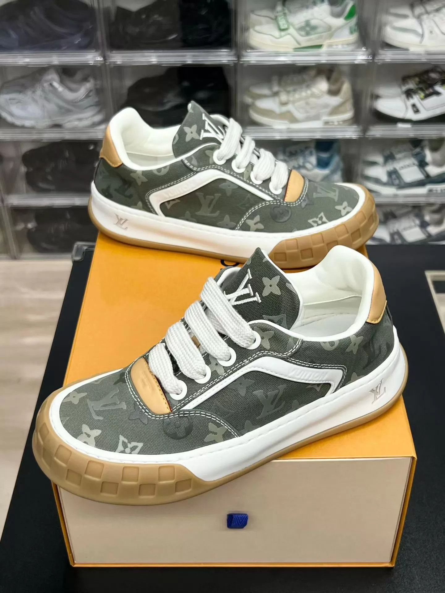 Louis Vuitton Green Low-Top Sneakers with Pattern Size 9.5 Size US 9.5 / EU 42-43 - 1 Thumbnail
