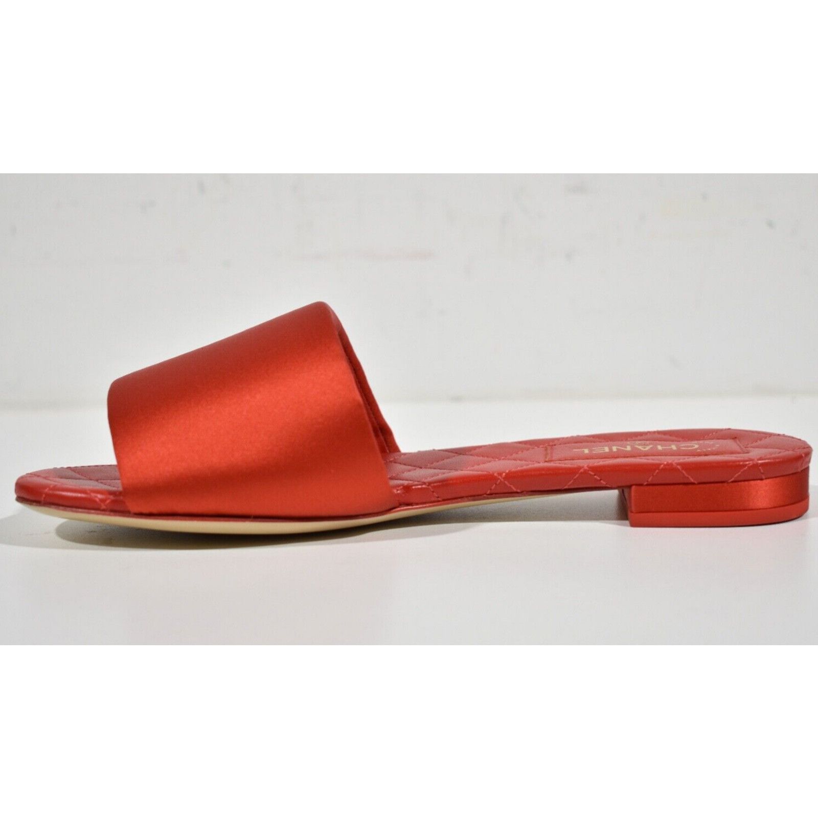 Chanel 22P CC Logo Quilted Leather Slide Mule Sandal Flop Flat 37 Size US 7 / IT 37 - 9 Thumbnail