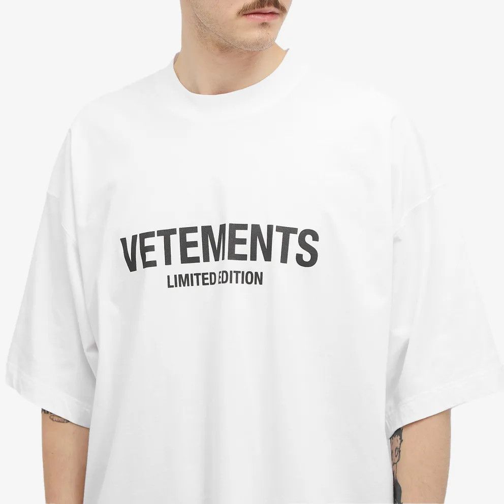 Vetements o1y0924 Oversize-T-Shirt in White Size US M / EU 48-50 / 2 - 5 Thumbnail