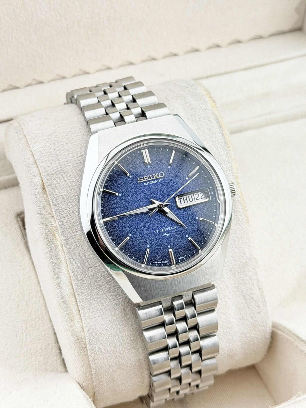 Seiko Seiko 5 Watch Automatic Blue Textured Dial Day Date Size 36 - 2 Thumbnail