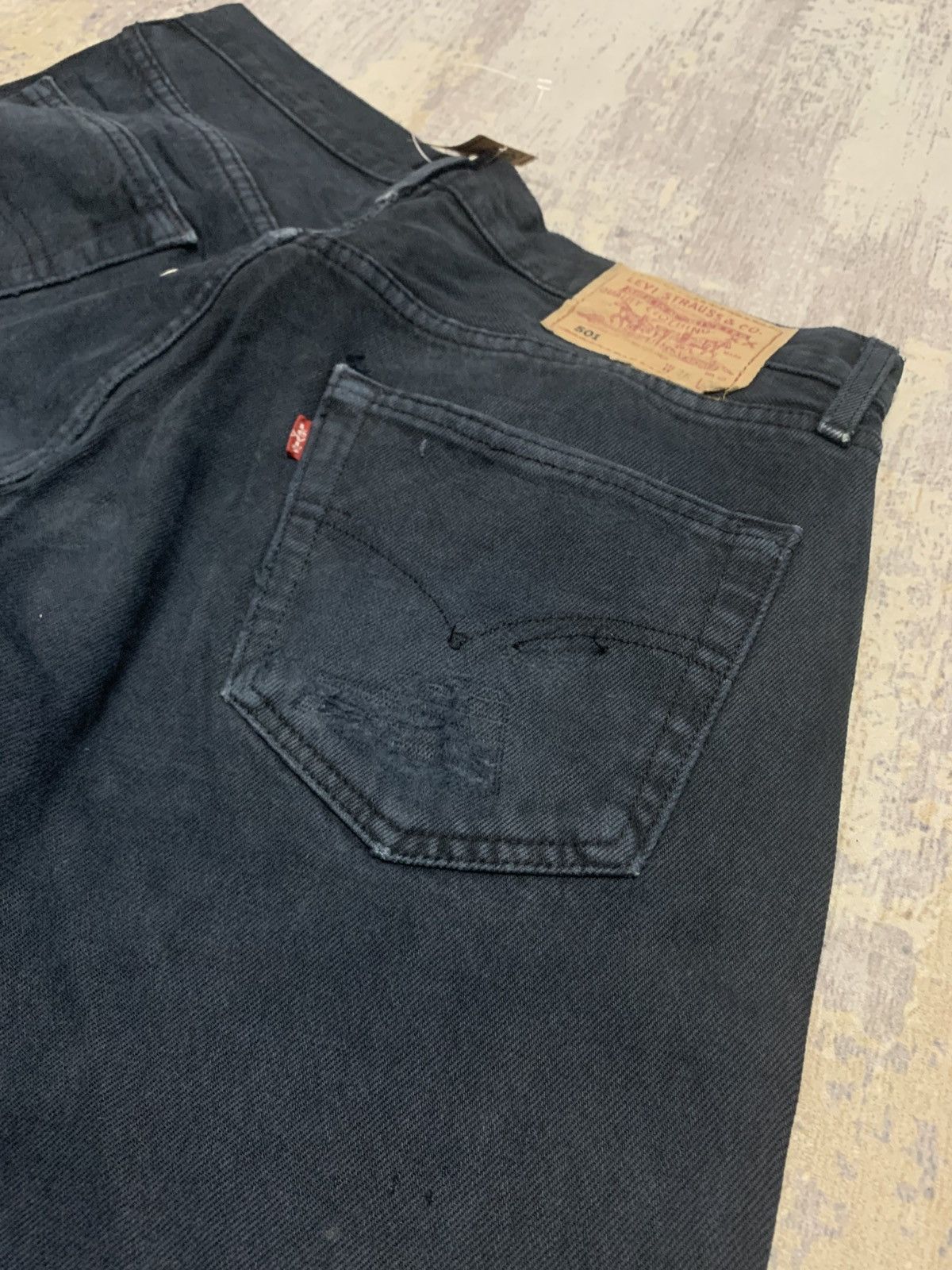 Levi's VINTAGE LEVI'S 501 FADED RIPPED JEAN BLACK WASH Size US 33 - 10 Thumbnail