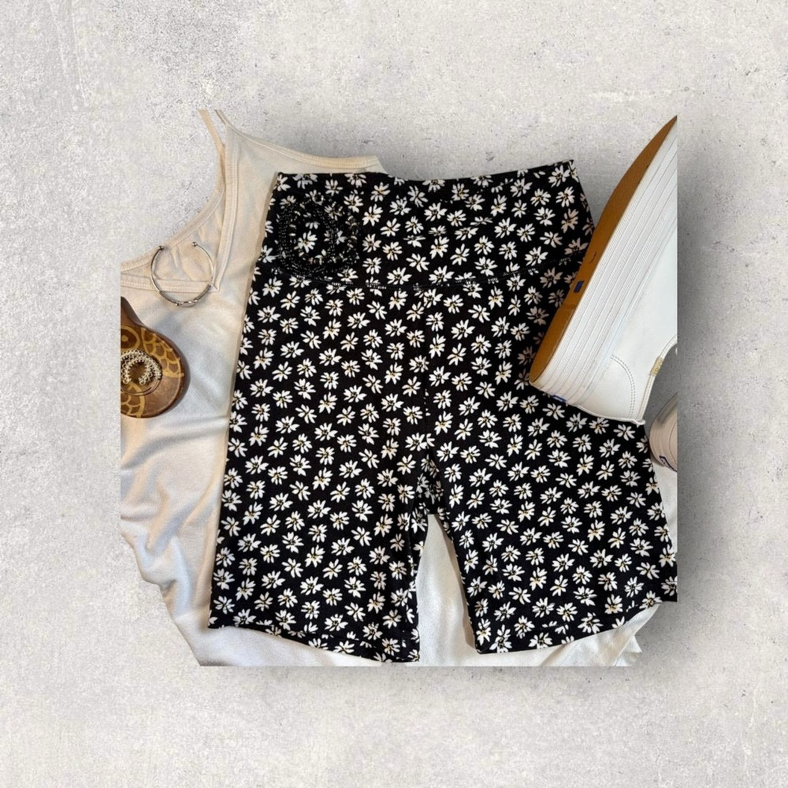 American Eagle Outfitters Black and White Floral Biker Shorts Size 27" / US 4 / IT 40 - 2 Thumbnail