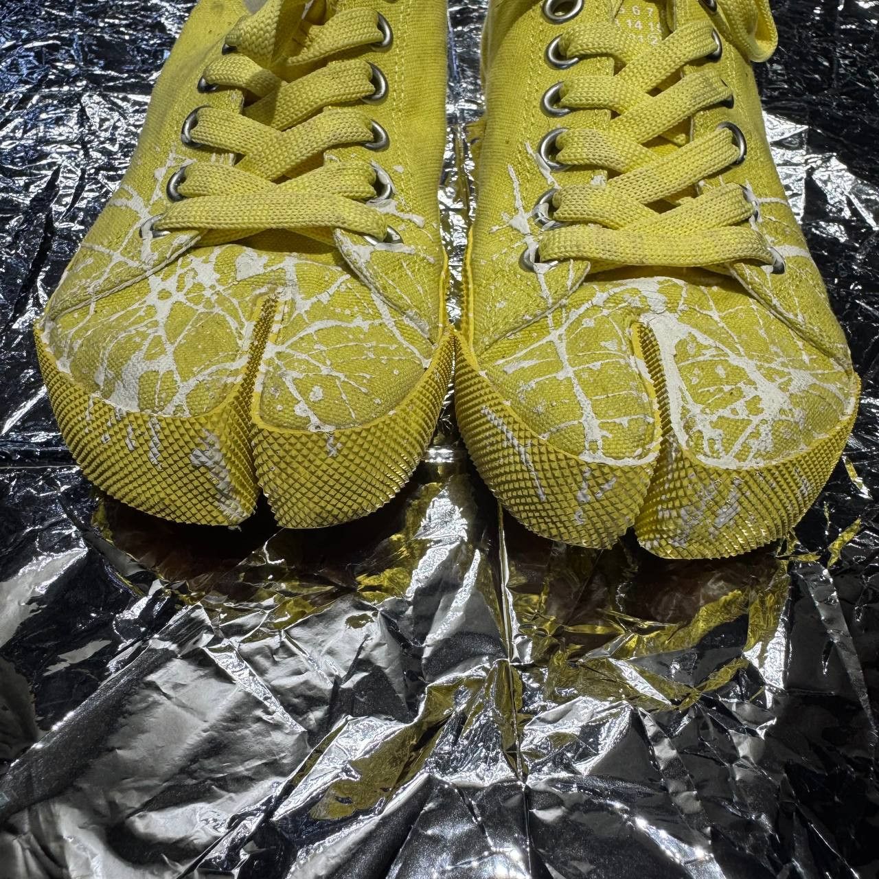 Maison Margiela Maison Margiela paint splatter Tabi canvas sneakers Size US 5 / IT 35 - 3 Thumbnail