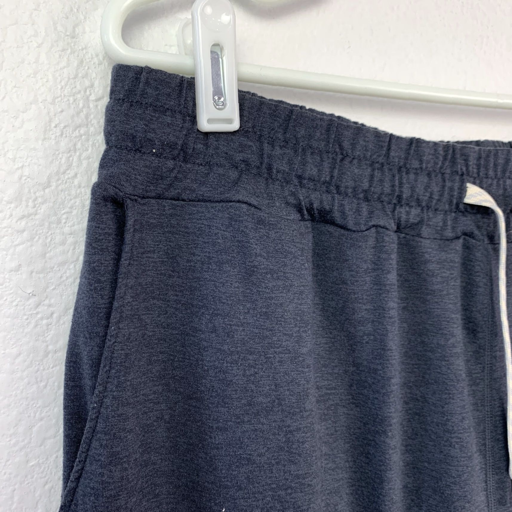 Vuori Vuori Performance Jogger Sweatpants Women's XL Navy Blue Drawstring Elastic Waist Pockets Activewear Athleisure, Gym Training, Running, Yoga Size 40" / US 18 - 3 Thumbnail