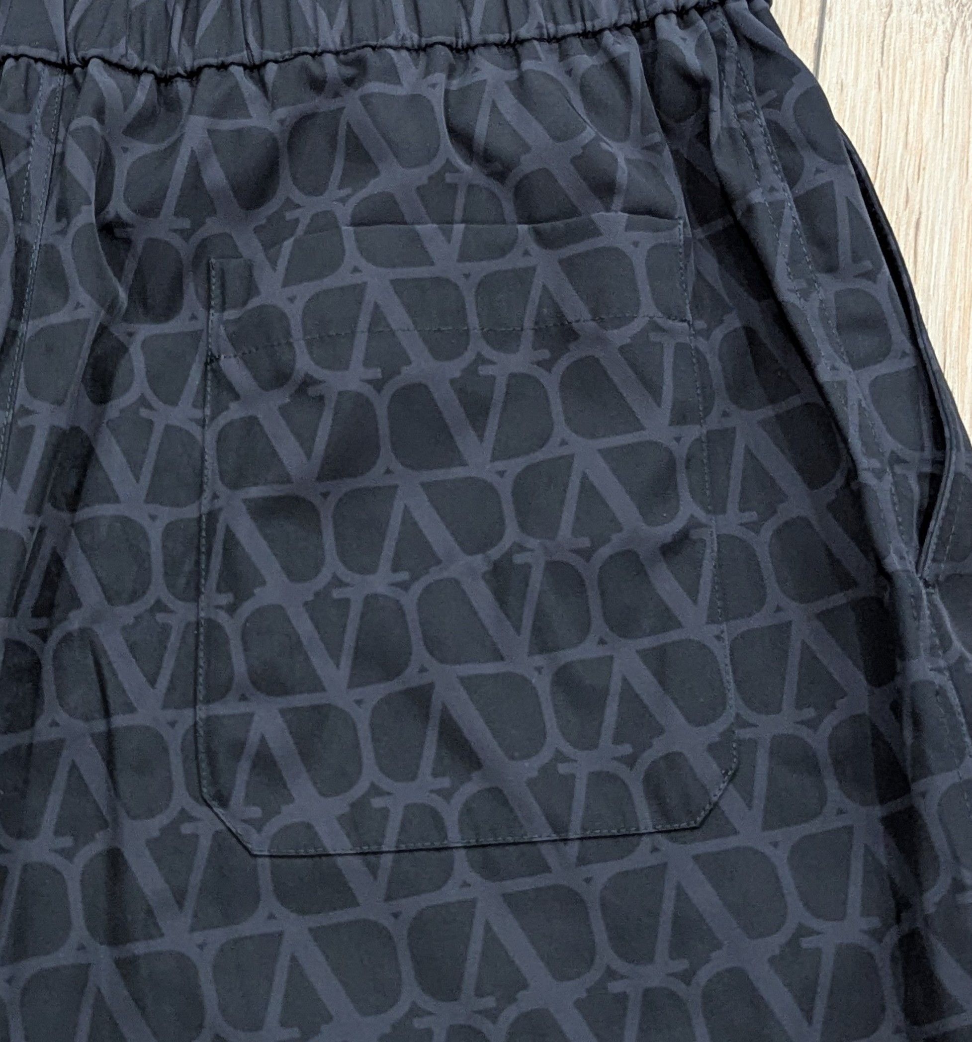 Valentino Valentino VLOGO Toile Graphic Bermuda Shorts Black 48 US 32 Size US 32 / EU 48 - 4 Thumbnail