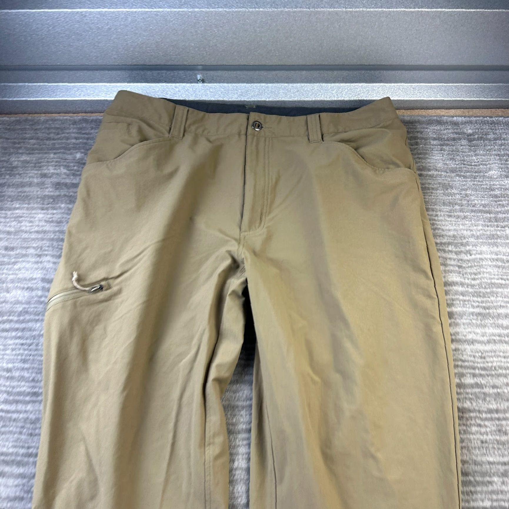 Patagonia Patagonia Quandary Pants Mens 40x31 Beige Tan Cargo Casual Travel 40 in Nylon Zipper Pockets Logo Regular Straight All Seasons Nec Size US 40 / EU 56 - 3 Thumbnail