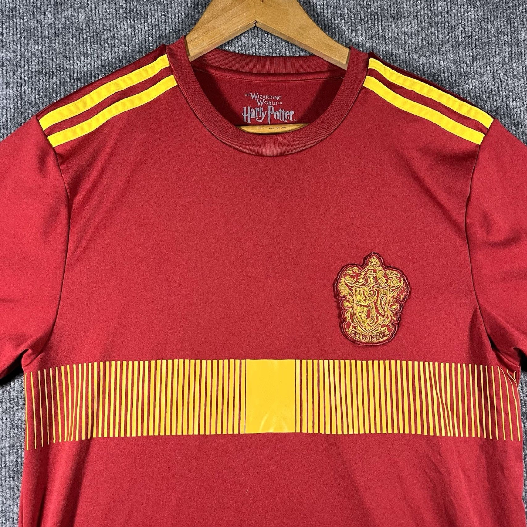 Vintage VINTAGE Universal Studios Harry Potter Gryffindor Quidditch Soccer Shirt Jersey Adult Medium Red Jersey Short Sleeve Mens M Size US M / EU 48-50 / 2 - 2 Thumbnail