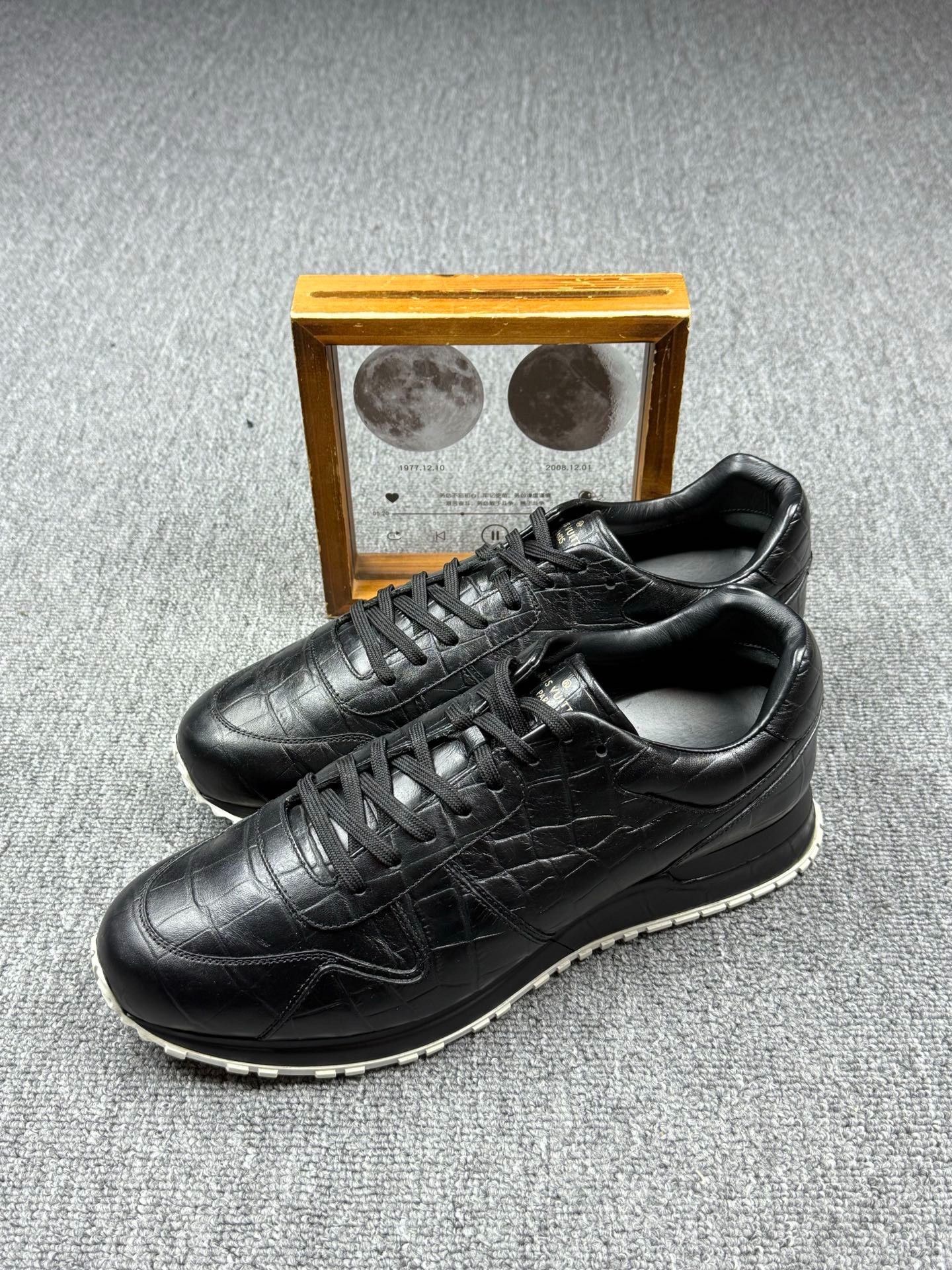 Louis Vuitton Louis Vuitton Black Lowtop Sneakers 10 Men Size US 10 / EU 43 - 1 Thumbnail