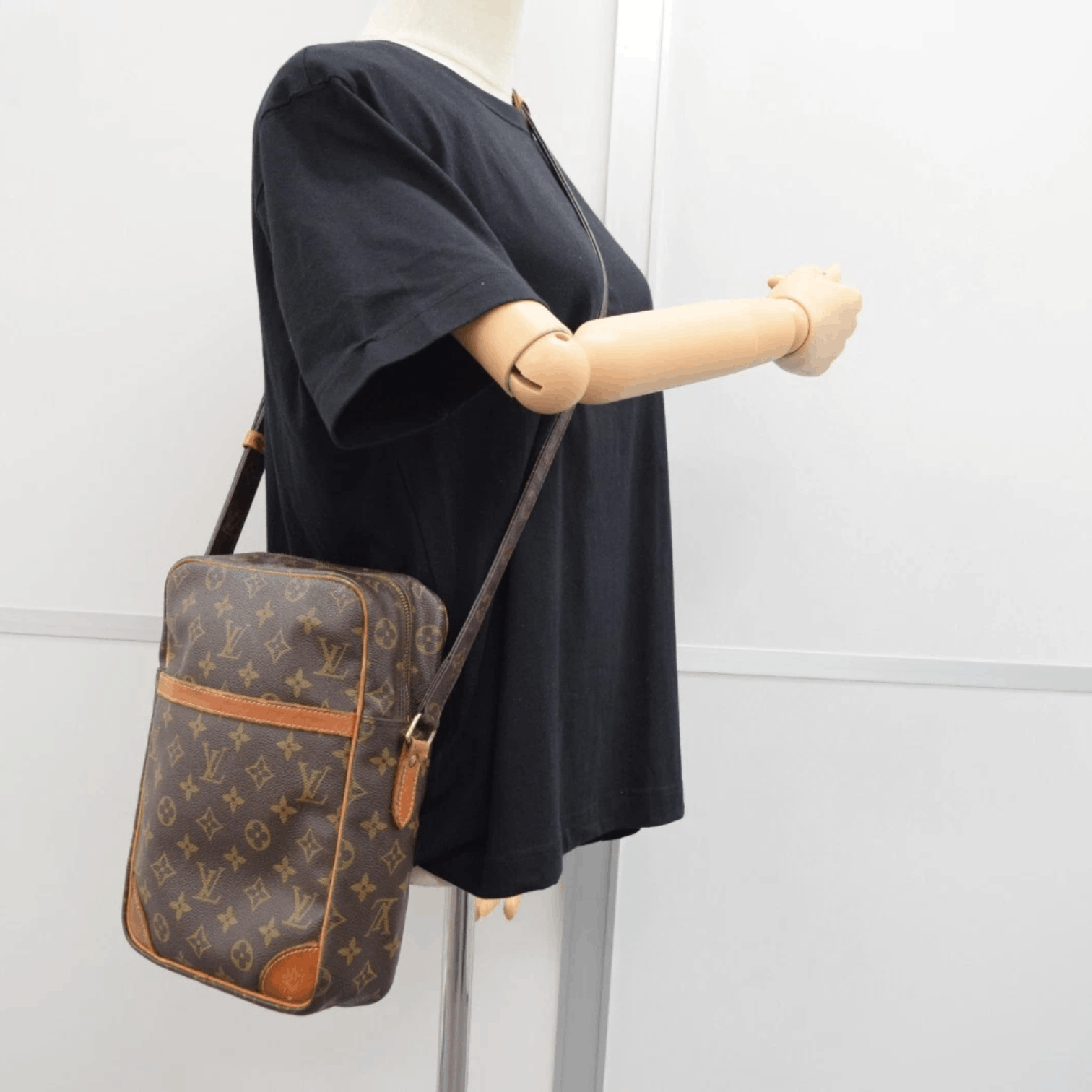 Louis Vuitton Auth Louis Vuitton Danube GM Crossbody Bag Monogram M45262 Size ONE SIZE - 1 Thumbnail