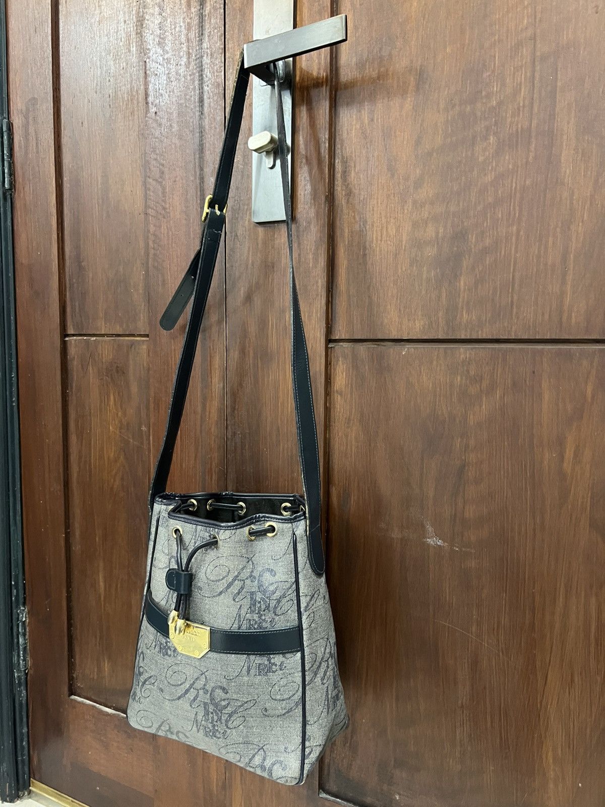 Genuine Leather Nina Ricci Paris Leather Crossbody/Sling Bag Size ONE SIZE - 2 Thumbnail