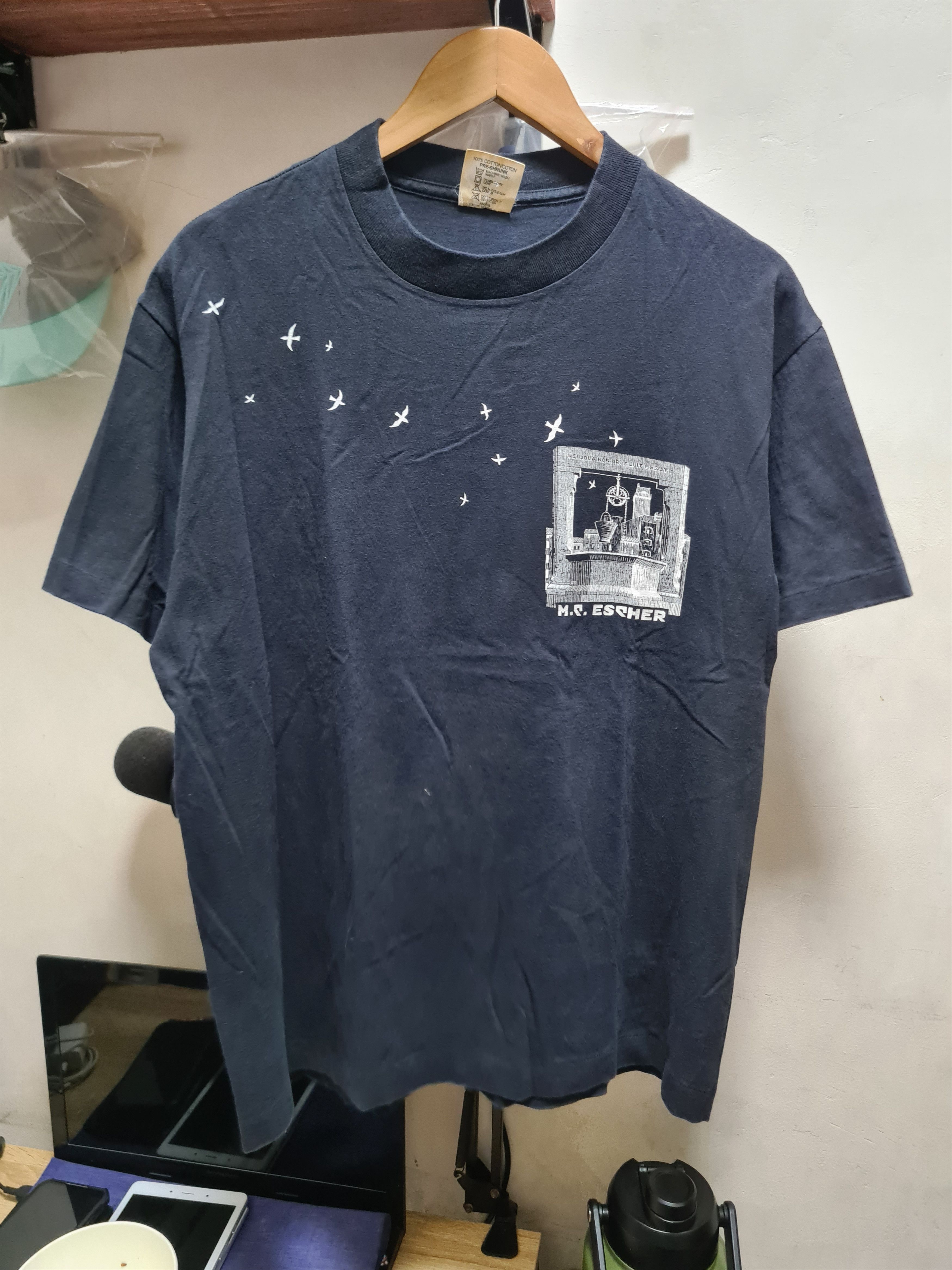 Vintage Vintage Rare 90s M.C Escher (the well 1947) T-shirt Size US M / EU 48-50 / 2 - 1 Thumbnail