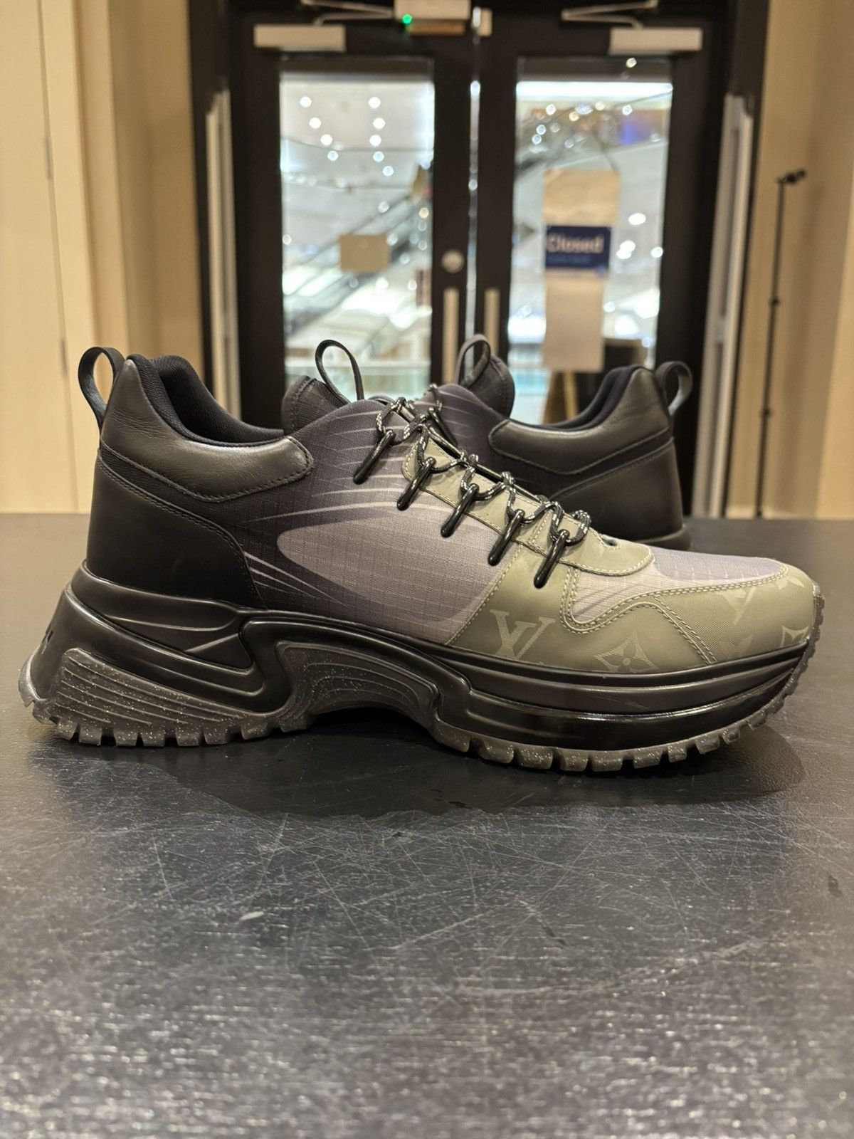 Louis Vuitton Louis Vuitton Run Away Pulse Sneaker - Grey Size US 9 / EU 42 - 4 Thumbnail