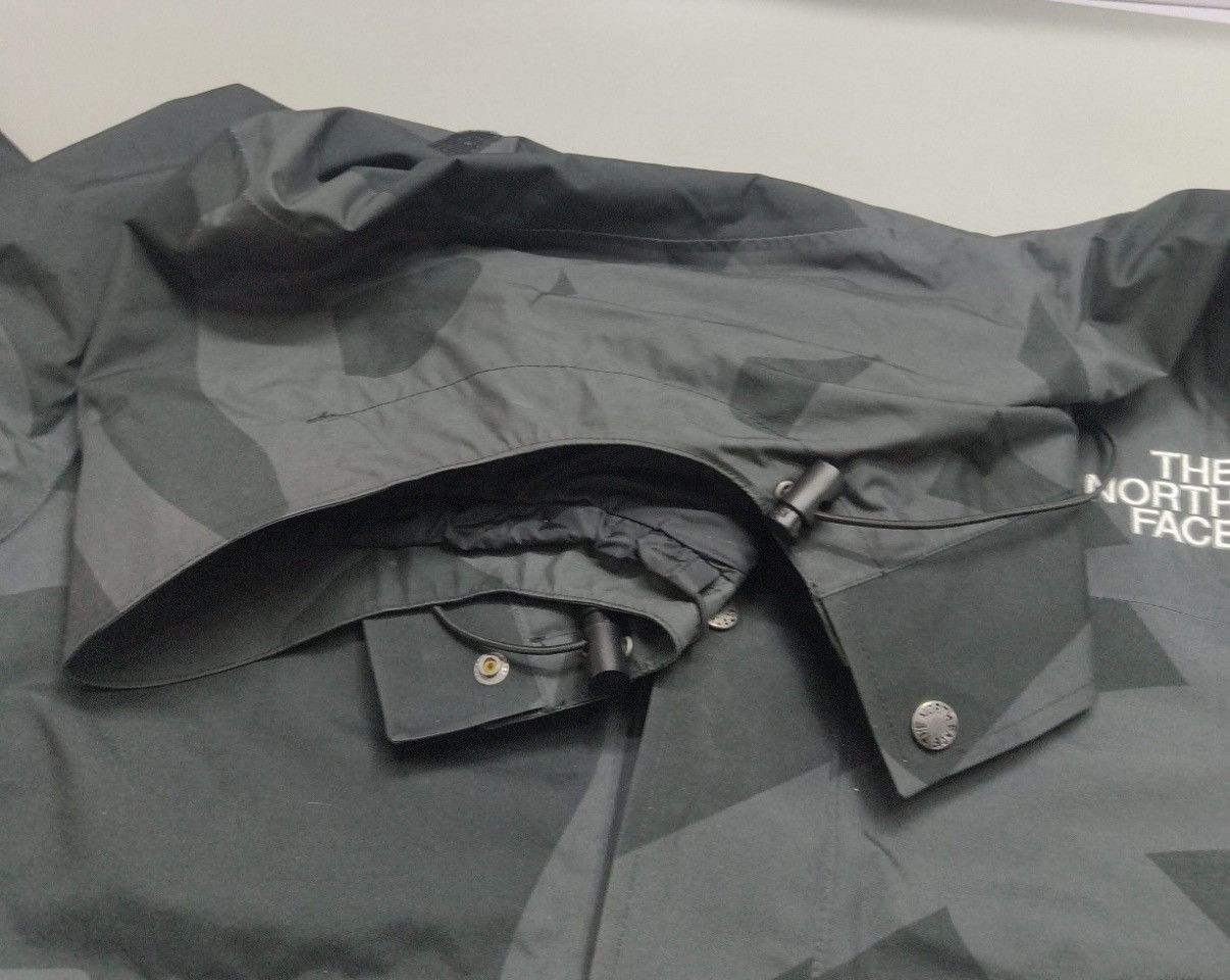 Supreme × The North Face The North Face x KAWS Retro 1986 Mountain Jacket Size US M / EU 48-50 / 2 - 8 Thumbnail