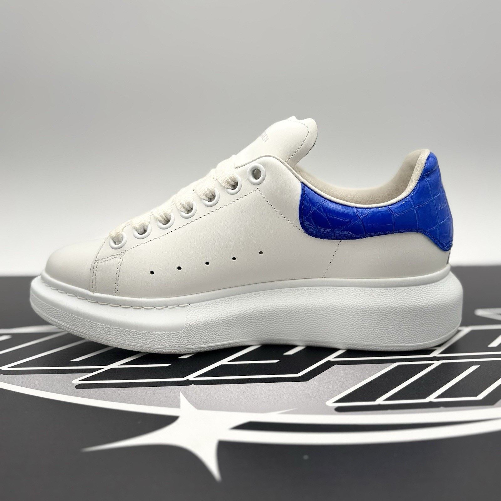 Alexander McQueen Alexander McQueen Oversized ' White Ultramarine' | GREAT! Size US 8 / IT 38 - 4 Thumbnail