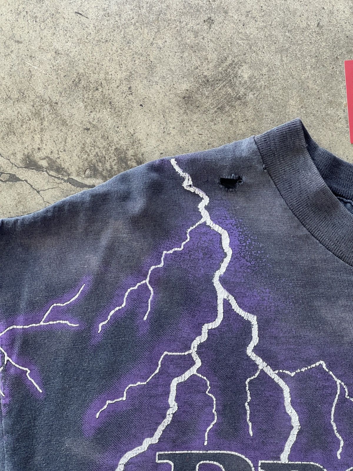 Band Tees Vintage 90s Brooks & Dunn AOP Lightning Thrashed Tee XL Size US XL / EU 56 / 4 - 7 Thumbnail