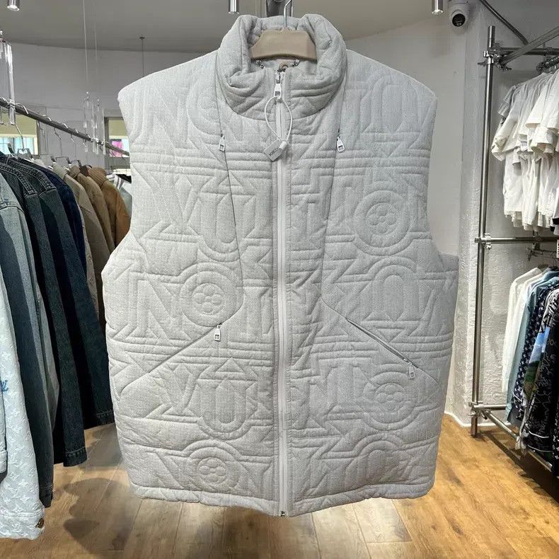Louis Vuitton Louis Vuitton SS23 solid full-width Vuitton logo down vest Size US M / EU 48-50 / 2 - 1 Thumbnail