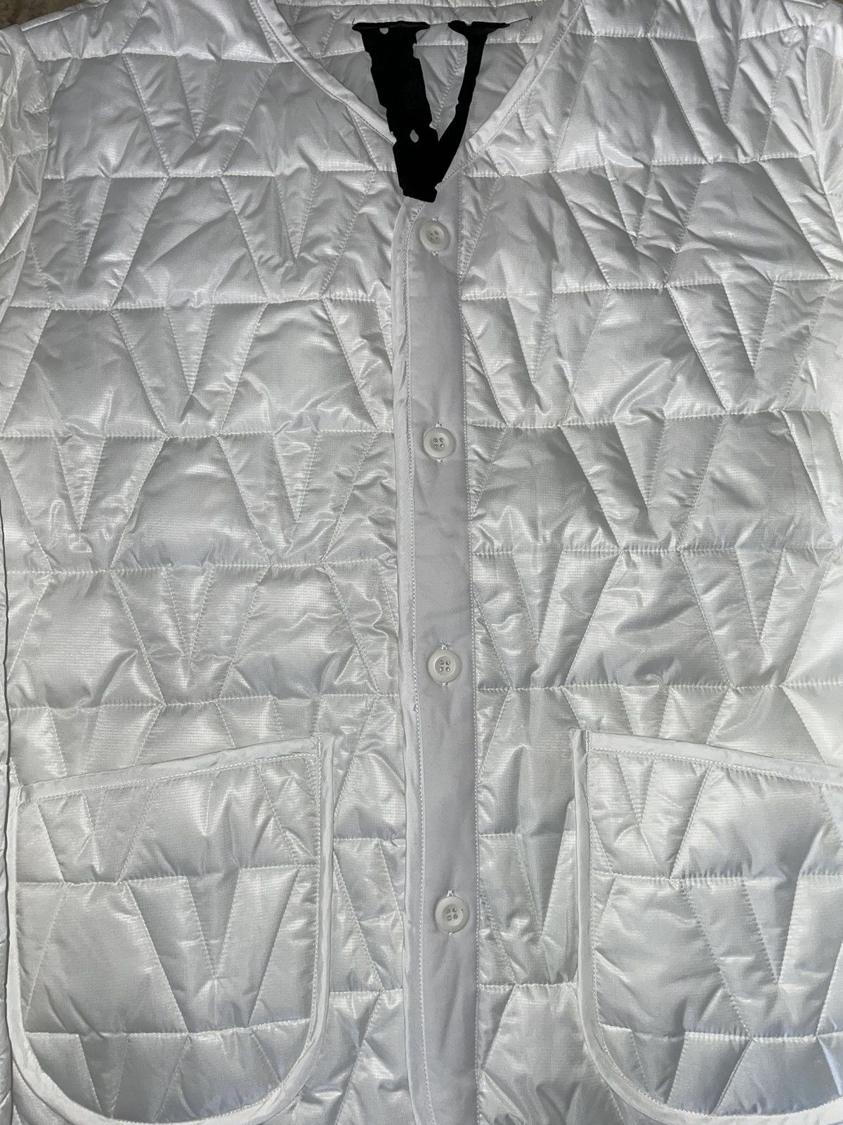 Vlone Vlone V Logo Pattern Quilted Puffer Jacket White Size XL Size US XL / EU 56 / 4 - 3 Thumbnail