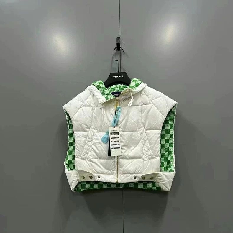 Louis Vuitton Louis Vuitton White and green plaid down vest Size XXS / US 00 / IT 34 - 1 Thumbnail