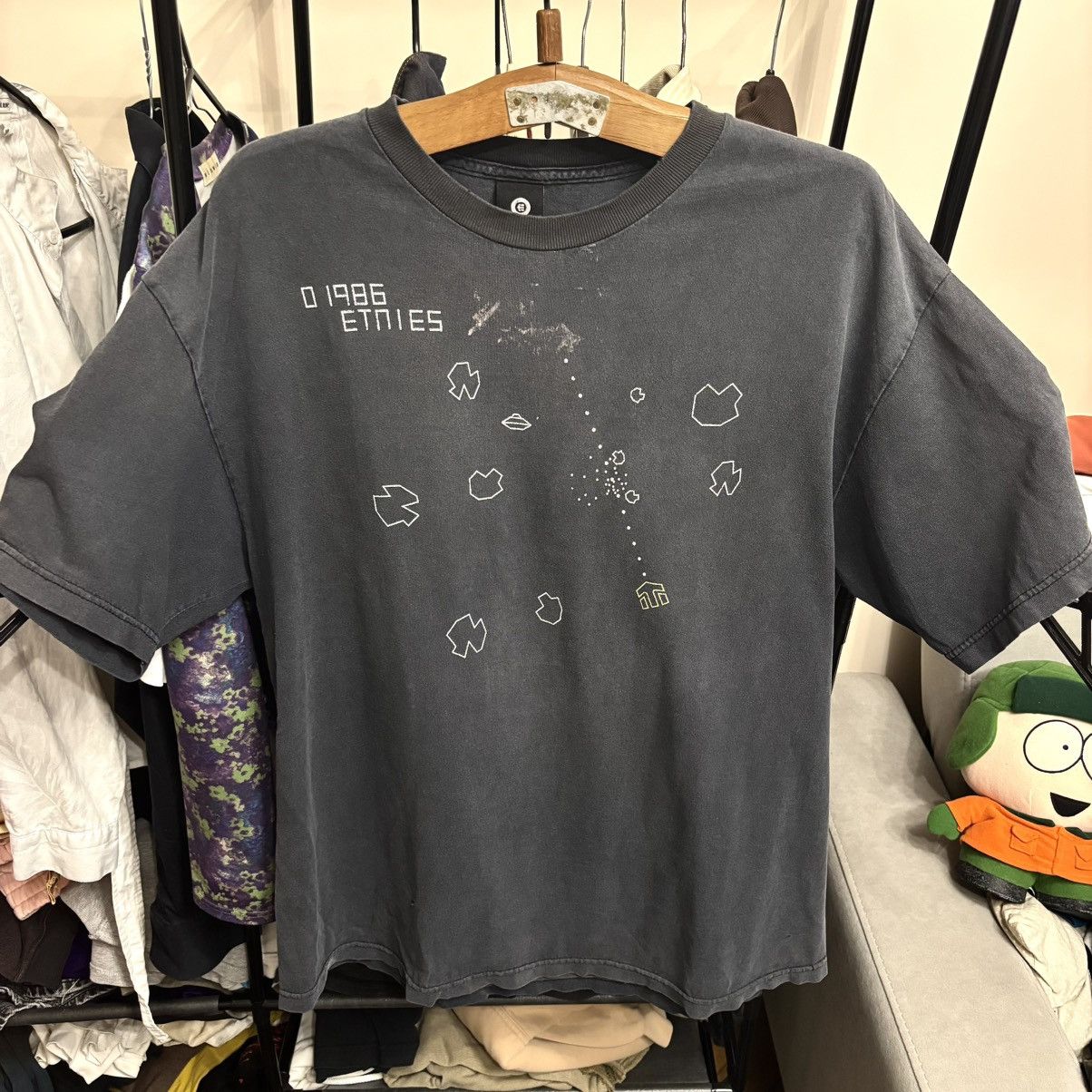 Vintage Vintage 90’s Faded And Distressed Etnies Skate T-Shirt Punk Size US M / EU 48-50 / 2 - 1 Thumbnail