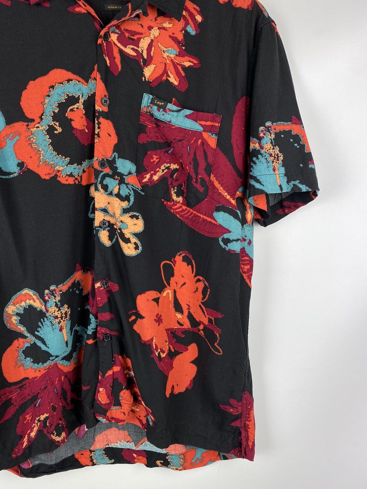 Lee Lee men’s Hawaiian overprinted shirt size L Size US L / EU 52-54 / 3 - 6 Thumbnail