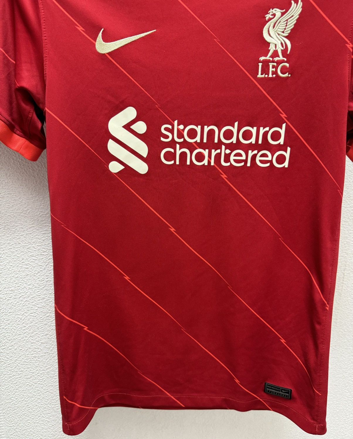 Nike Liverpool nike soccer jersey standard charteres S sz Size US S / EU 44-46 / 1 - 4 Thumbnail