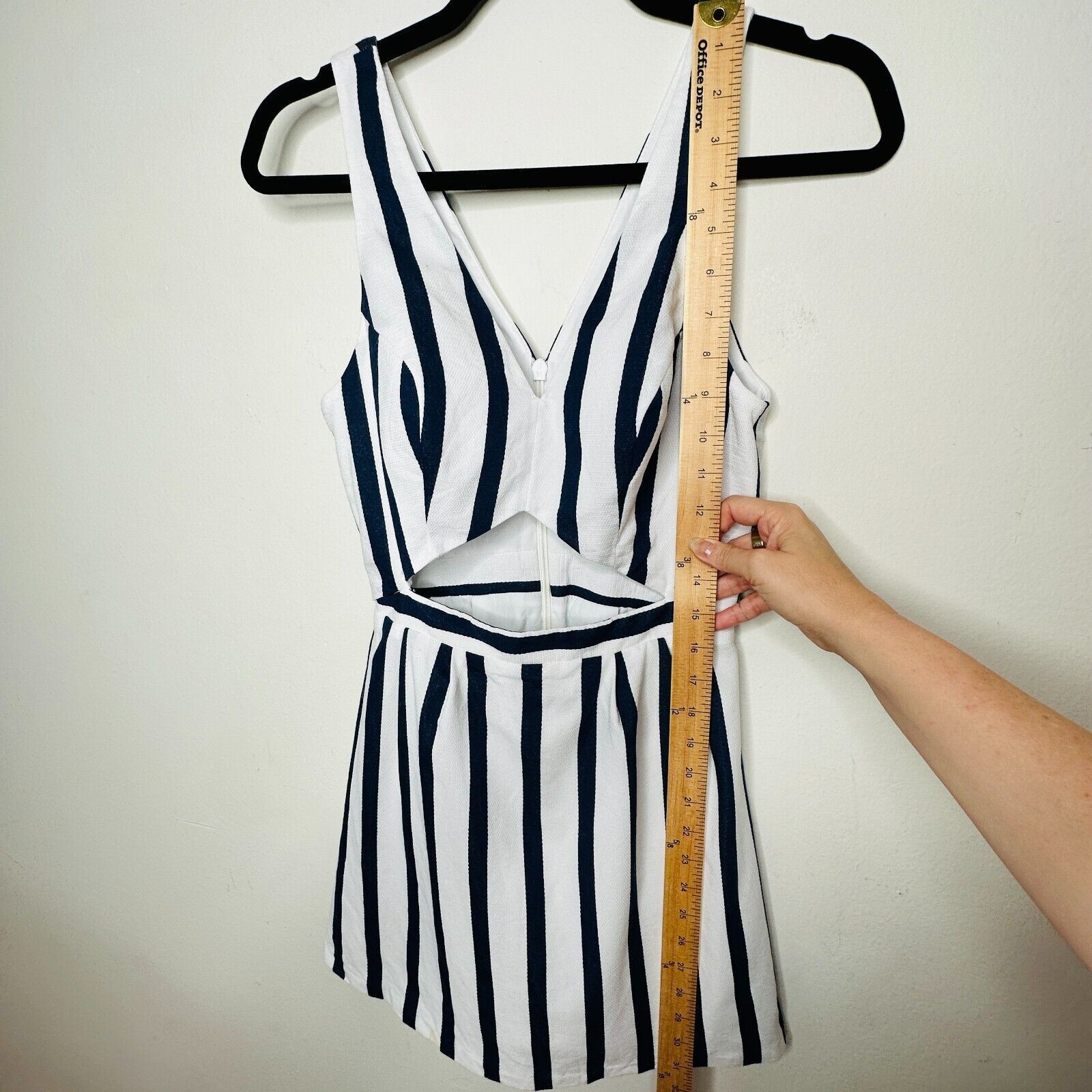 Topshop Topshop Navy White Stripe Waist Cutout VNeck Mini Dress 4 Size S / US 4 / IT 40 - 12 Thumbnail