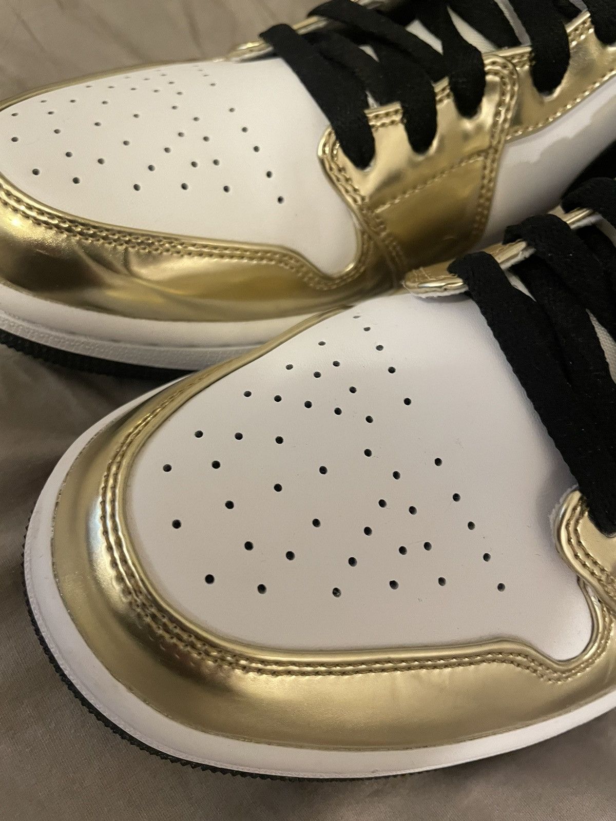 Jordan Brand Jordan 1 mid gold Size US 11 / EU 44 - 2 Thumbnail