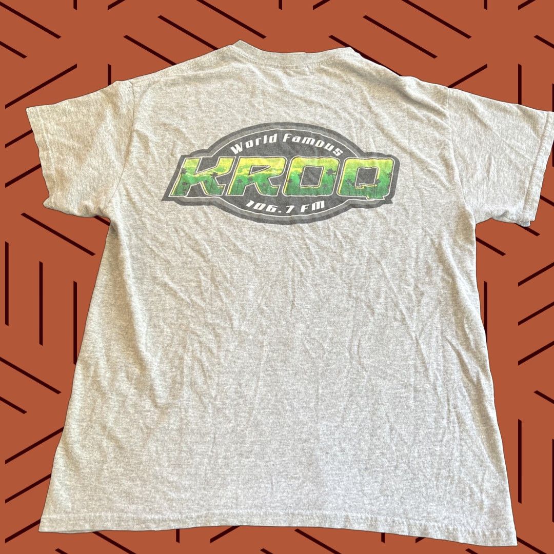 Gildan VINTAGE Gildan Shirt Logo T-Shirt 90s KROQ 106.7 Palm Trees LA Gray Medium Men Modern Fan Isles Boys Girls Mens Womens Size US M / EU 48-50 / 2 - 1 Thumbnail