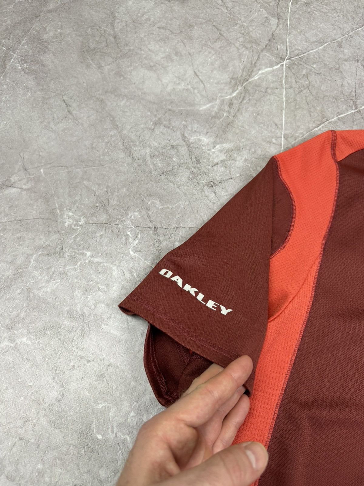 Oakley Vintage Oakley Jersey Tshirt Y2K Tee Size US L / EU 52-54 / 3 - 6 Thumbnail