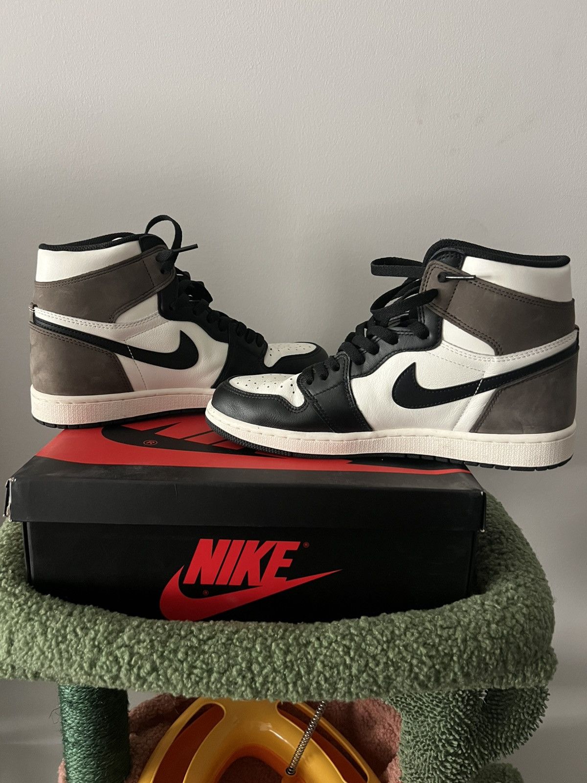 Nike Jordan 1 Dark Mocha 9.5 Size US 9.5 / EU 42-43 - 7 Thumbnail