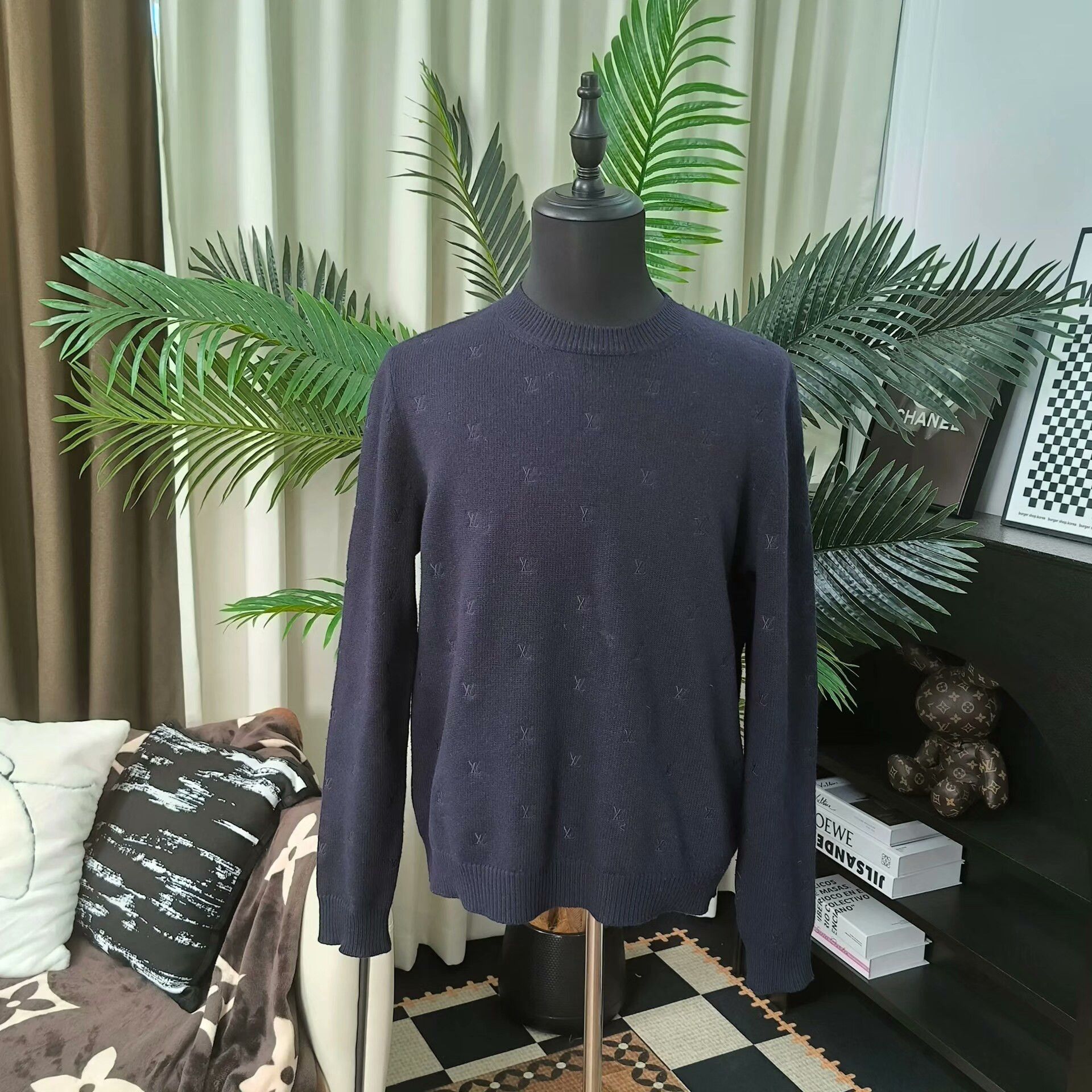 Louis Vuitton louis vuitton logo embroidered sweater size l Size US L / EU 52-54 / 3 - 1 Thumbnail