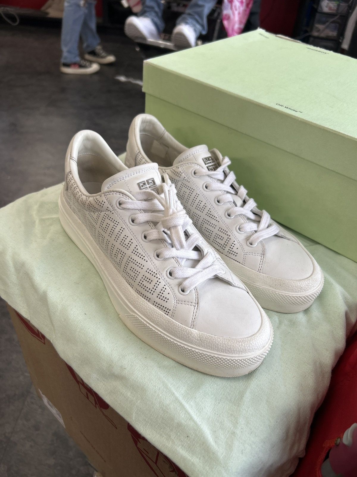 Givenchy Givency low top white Size US 9 / IT 39 - 3 Thumbnail