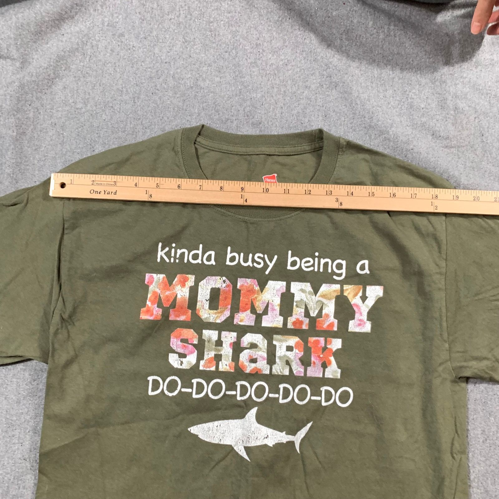 Hanes Hanes Mommy Shark Shirt Women Medium Size M / US 6-8 / IT 42-44 - 6 Thumbnail