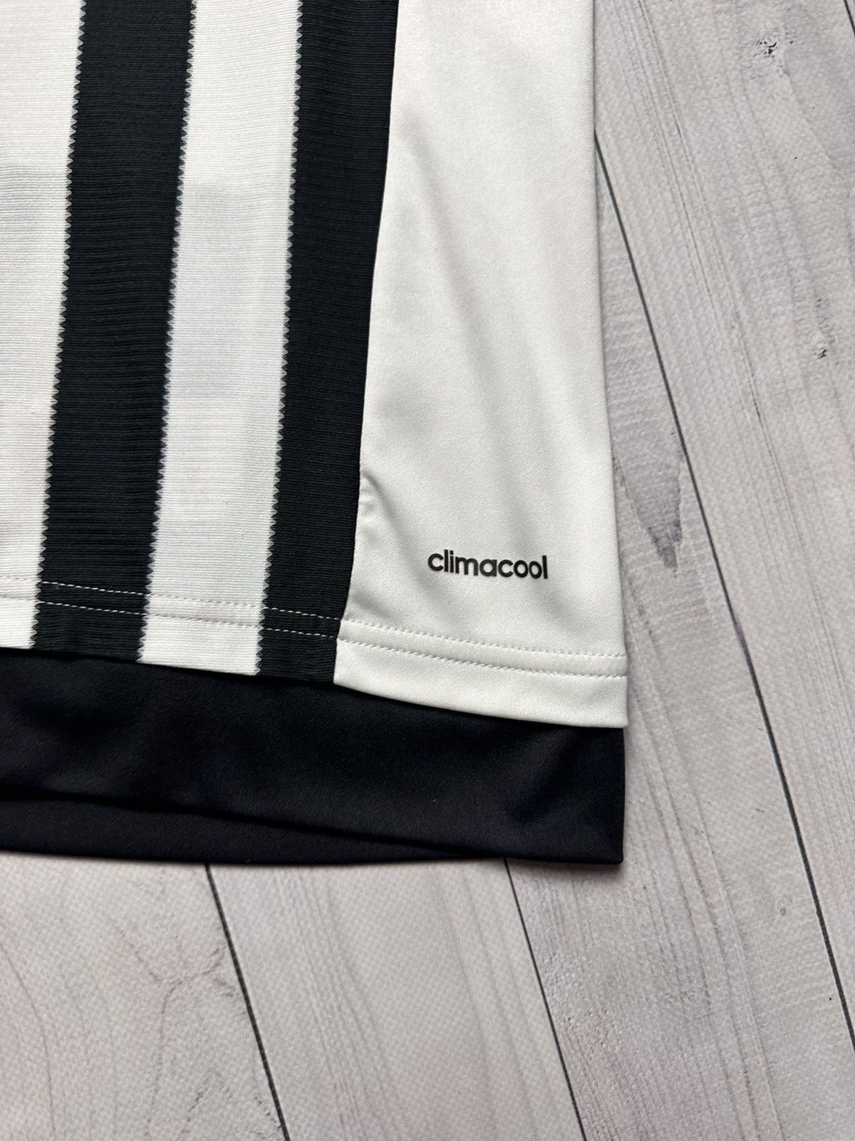 Adidas × Vintage Vintage Juventus soccer jersey size L striped Adidas Jeep Size US L / EU 52-54 / 3 - 2 Thumbnail
