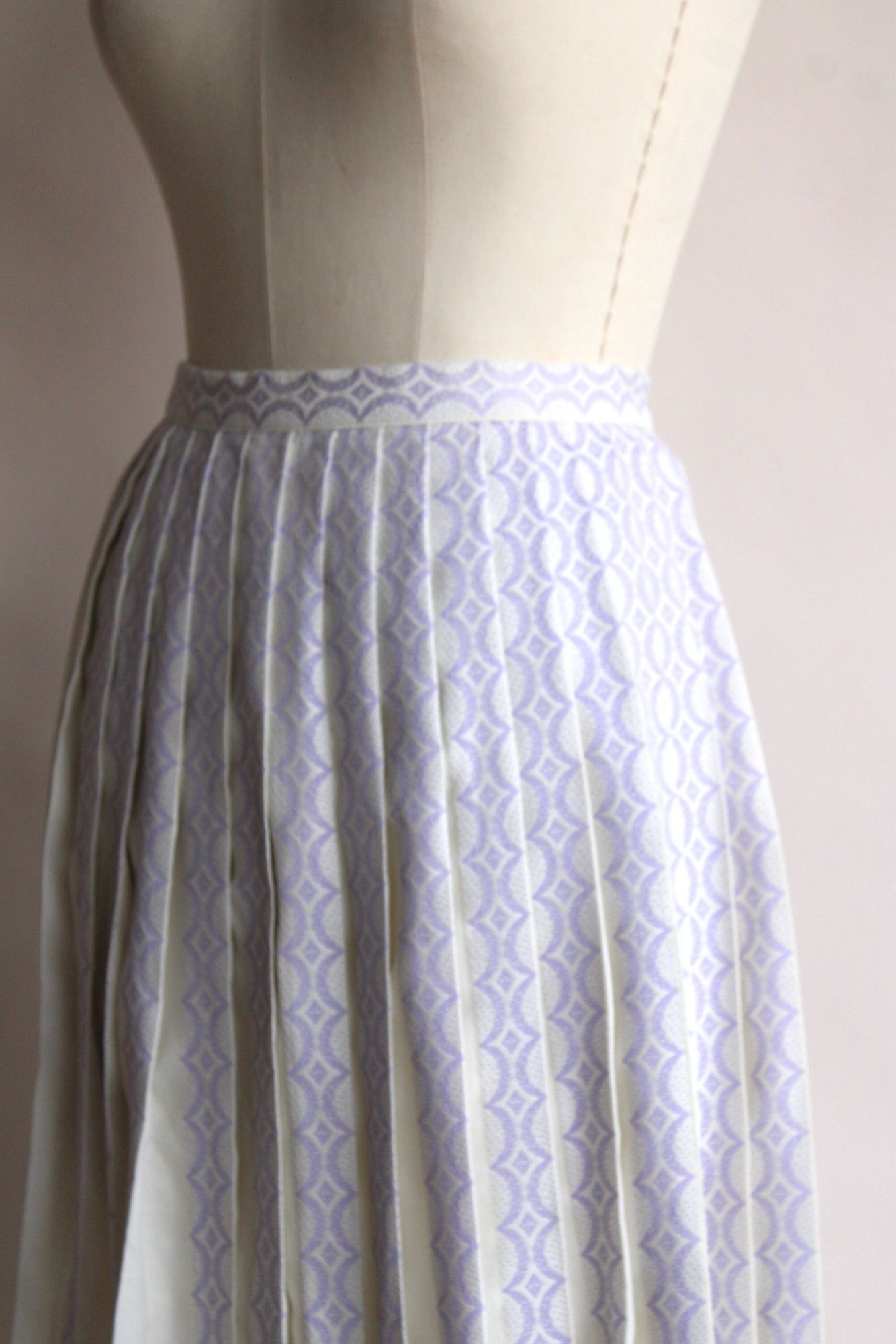 Vintage Vintage 1960s Skirt, Bobbie Brooks Pleated Purple and White Size 27" / US 4 / IT 40 - 7 Thumbnail