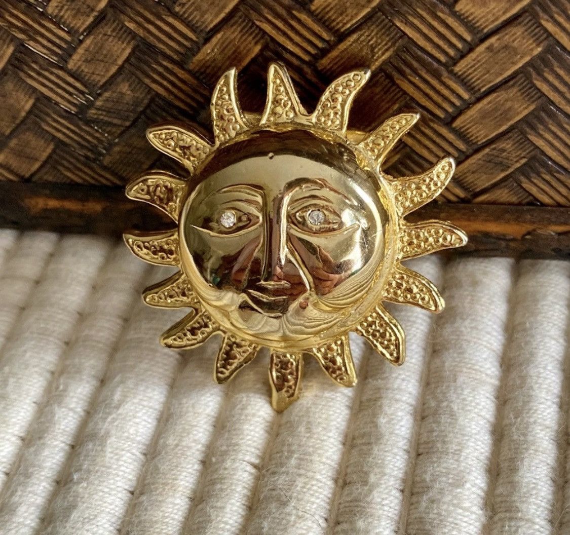 Other VINTAGE TEXTURED GOLD SUN FACE BROOCH PIN WITH DIAMOND EYES Size ONE SIZE - 1 Thumbnail
