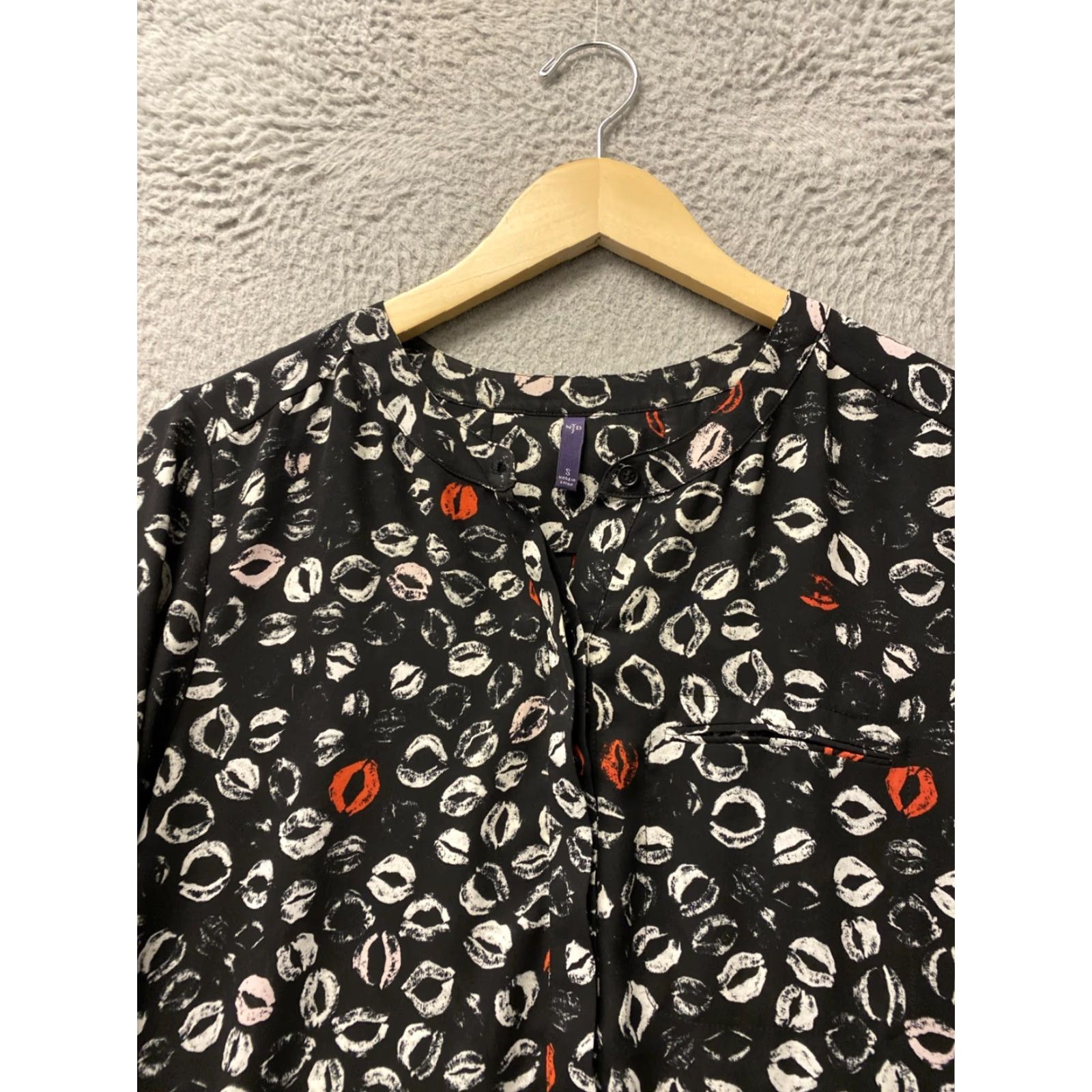 NYDJ VINTAGE NYDJ Blouse Shirt Womens S Black Lips Pullover 3/4 Sleeve V-Neck Knit Pleated Balloon Casual Hip Length Size S / US 4 / IT 40 - 3 Thumbnail
