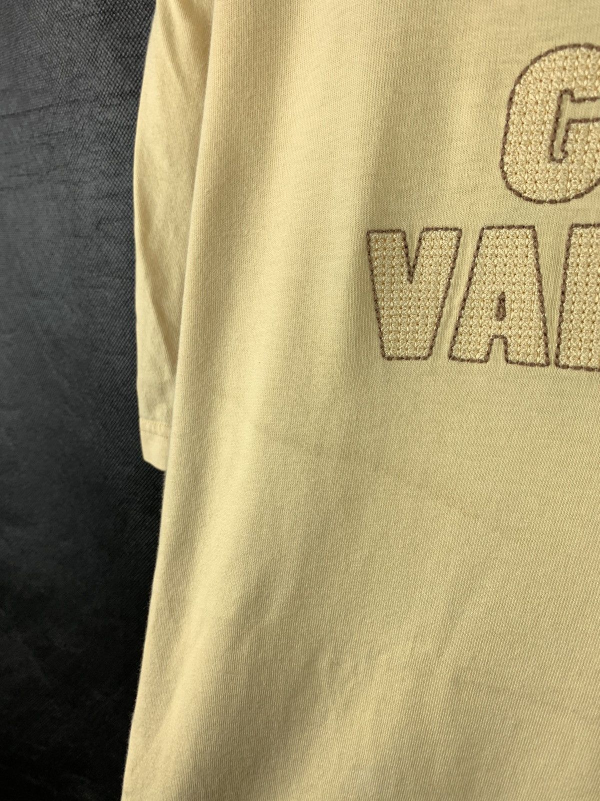Gianni Valentino Steals! Gianni Valentino Spellout Embroided Designer Tee Size US L / EU 52-54 / 3 - 4 Thumbnail