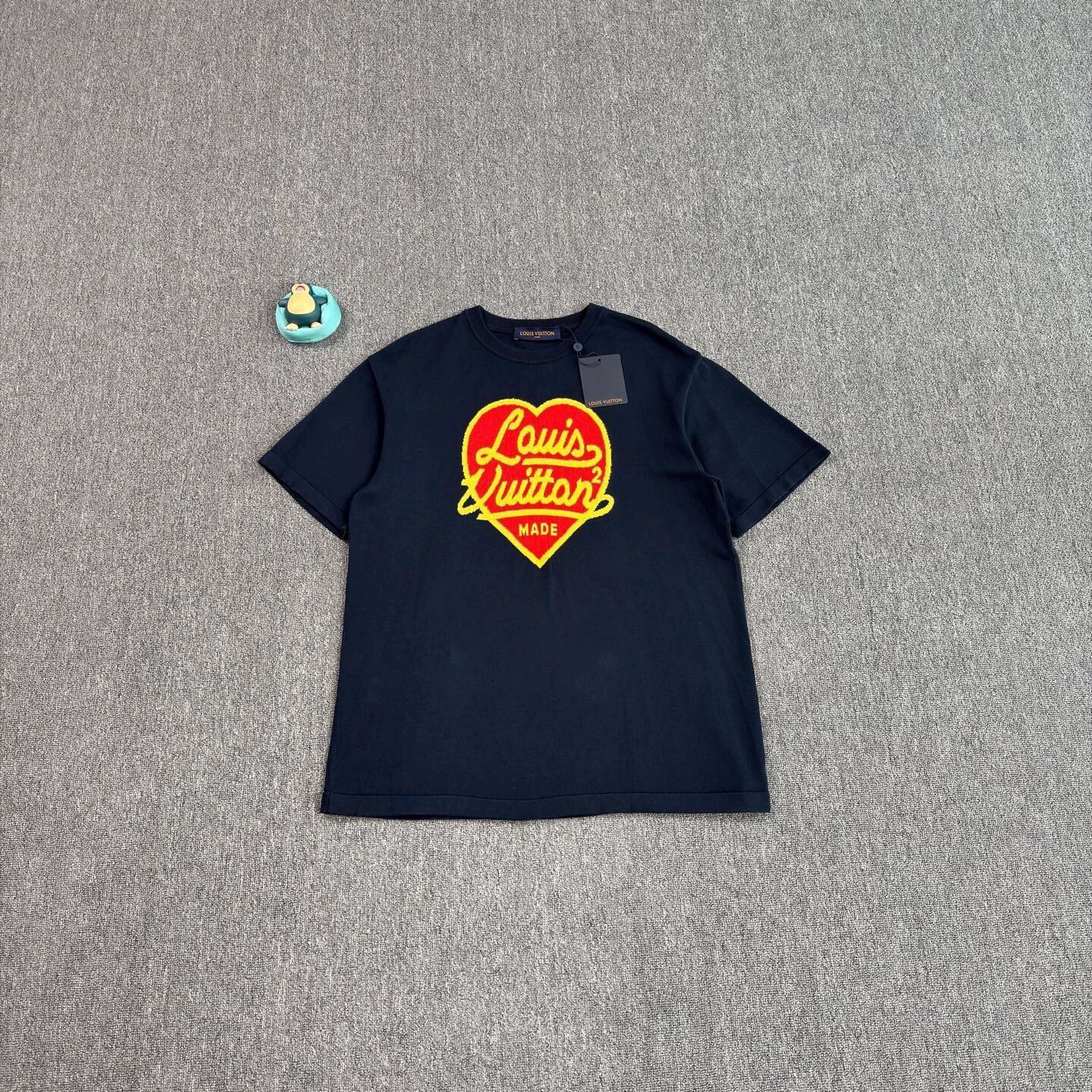 Louis Vuitton Blue Heart Graphic Short-Sleeve Shirt Size US XL / EU 56 / 4 - 1 Thumbnail