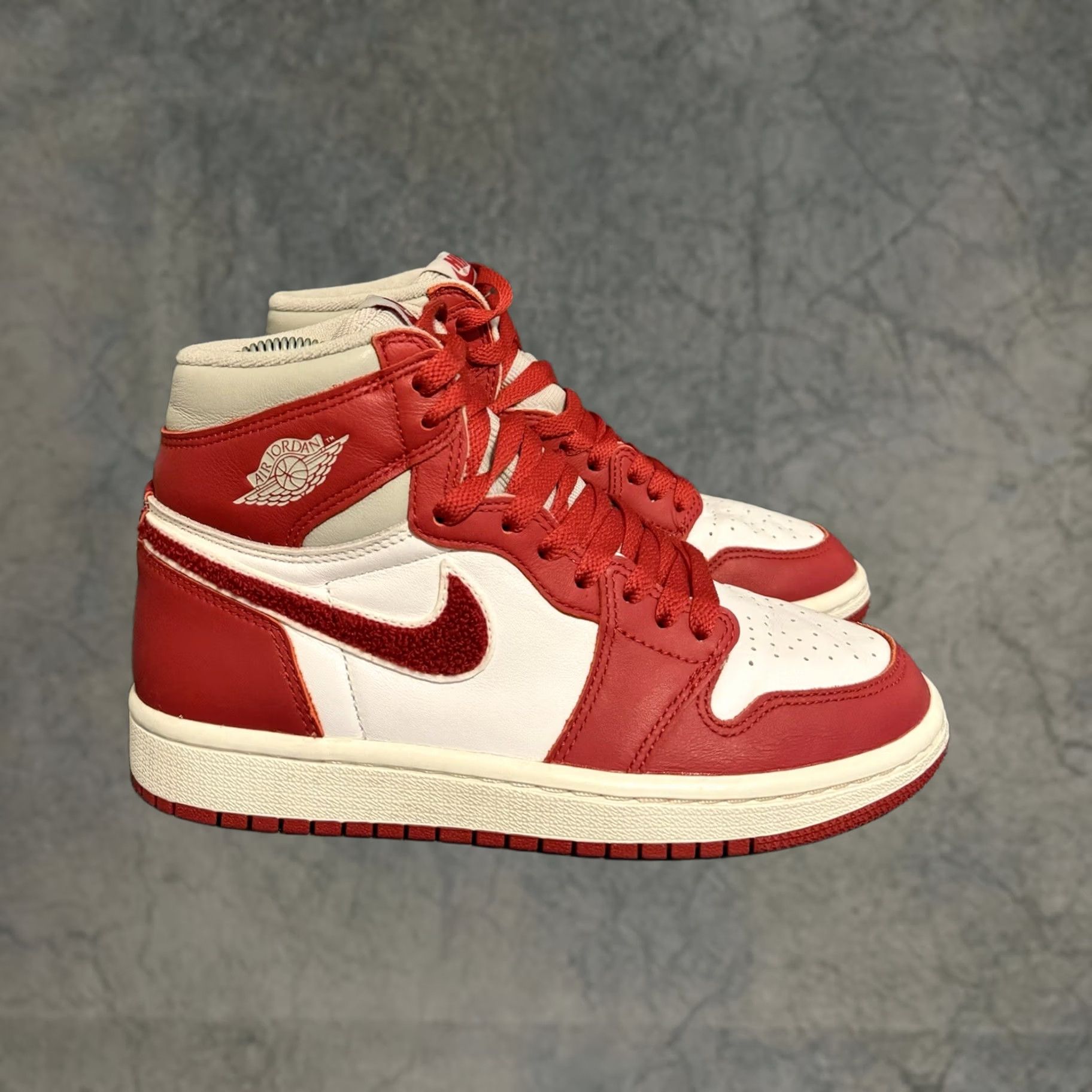 Jordan Brand Jordan 1 High Varsity Red 2022 DJ4891-061 Women’s Size 5.5 Sneaker Size US 6 / IT 36 - 1 Thumbnail