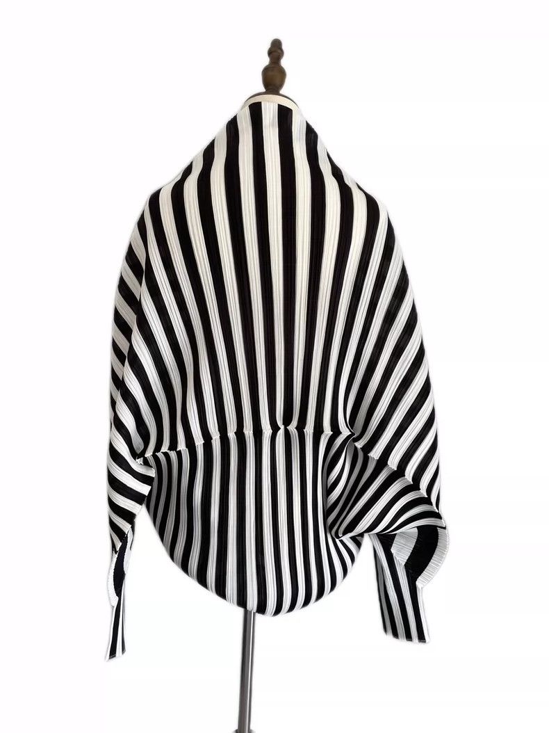 Issey Miyake Issey Miyake size:one size Black and white pleated zebra c Size XS / US 0-2 / IT 36-38 - 3 Thumbnail