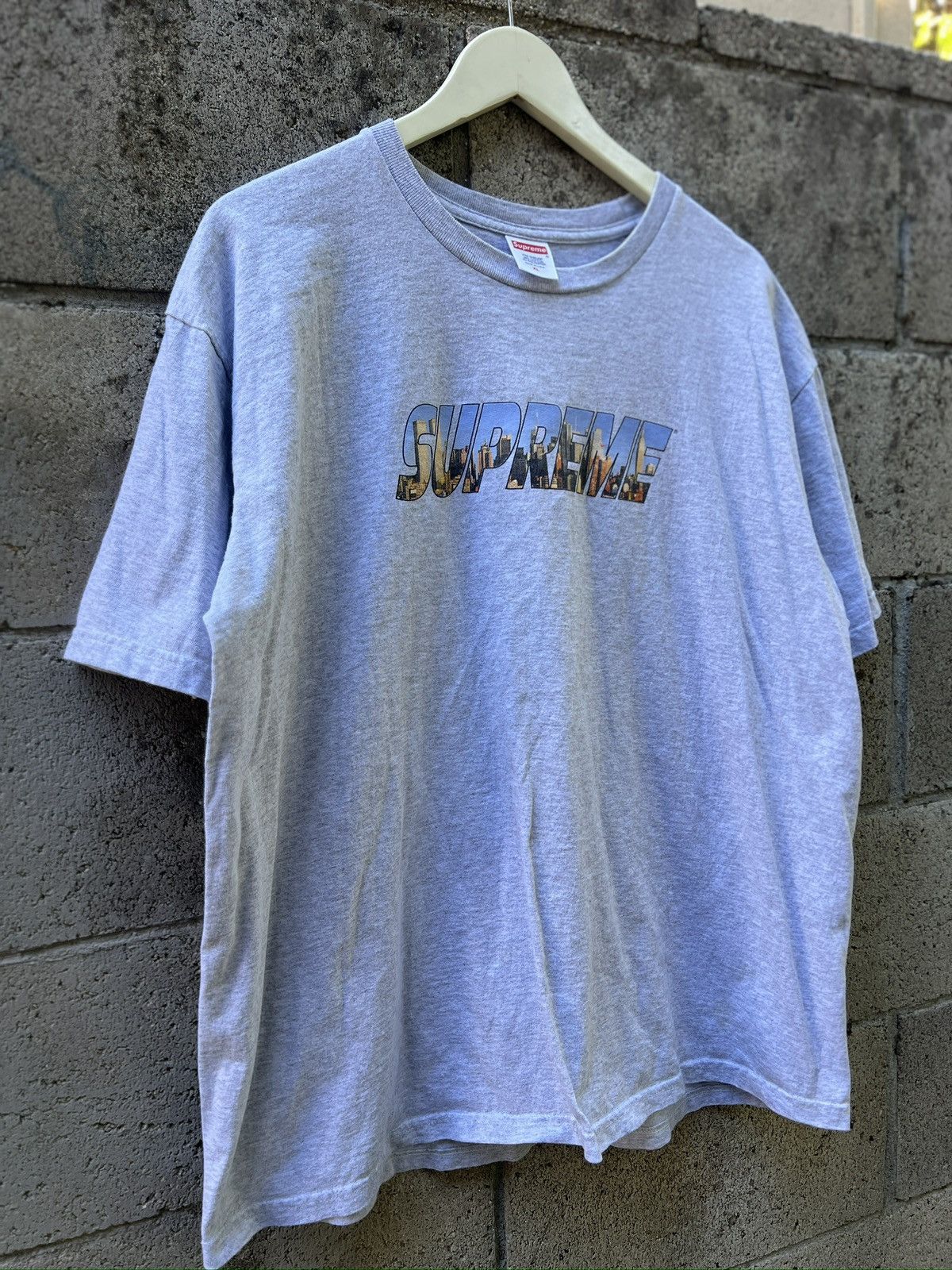 Supreme Supreme Gotham Tee FW23 Size US XL / EU 56 / 4 - 2 Thumbnail