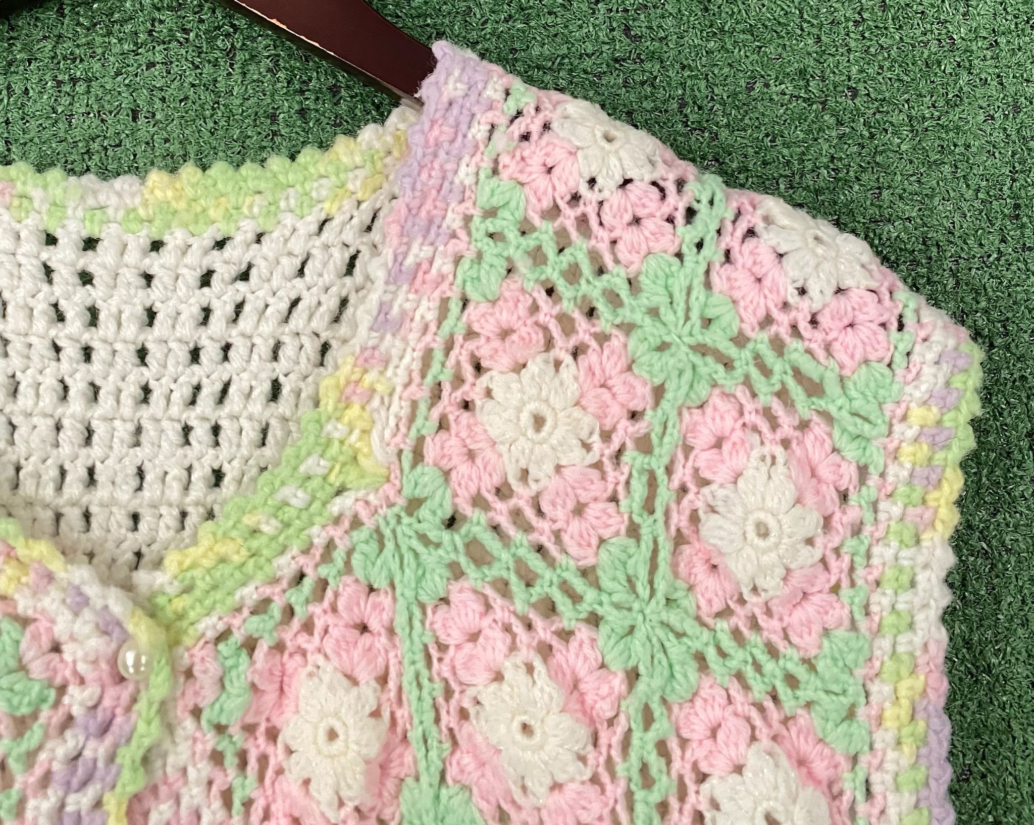 Handmade 80’s Crochet Floral Pastel Granny Square Vest Medium Size M / US 6-8 / IT 42-44 - 2 Thumbnail