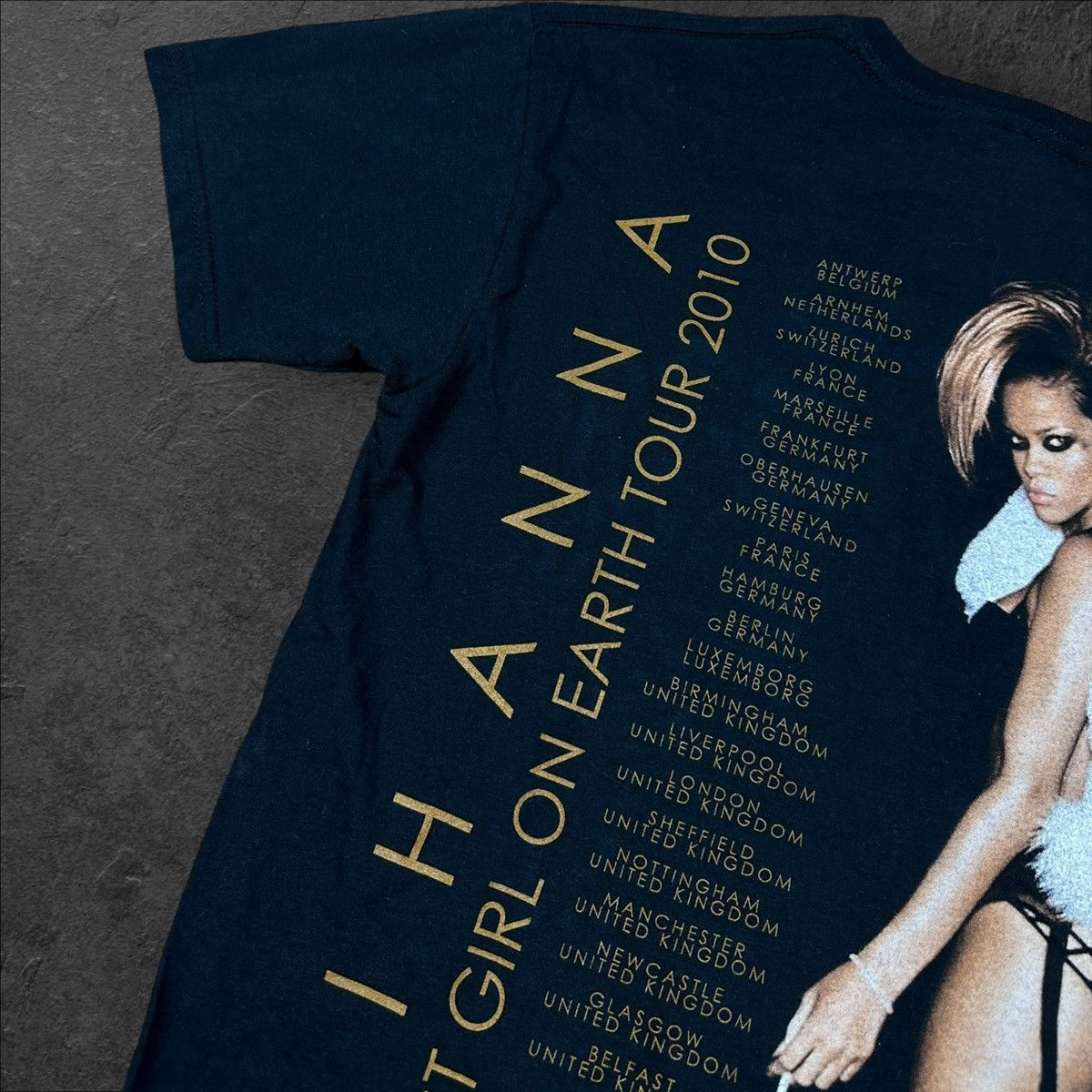 Gildan × Rihanna Vintage Rihanna Last Girl On Earth Tour 2010 T shirt Tee Size US M / EU 48-50 / 2 - 5 Thumbnail