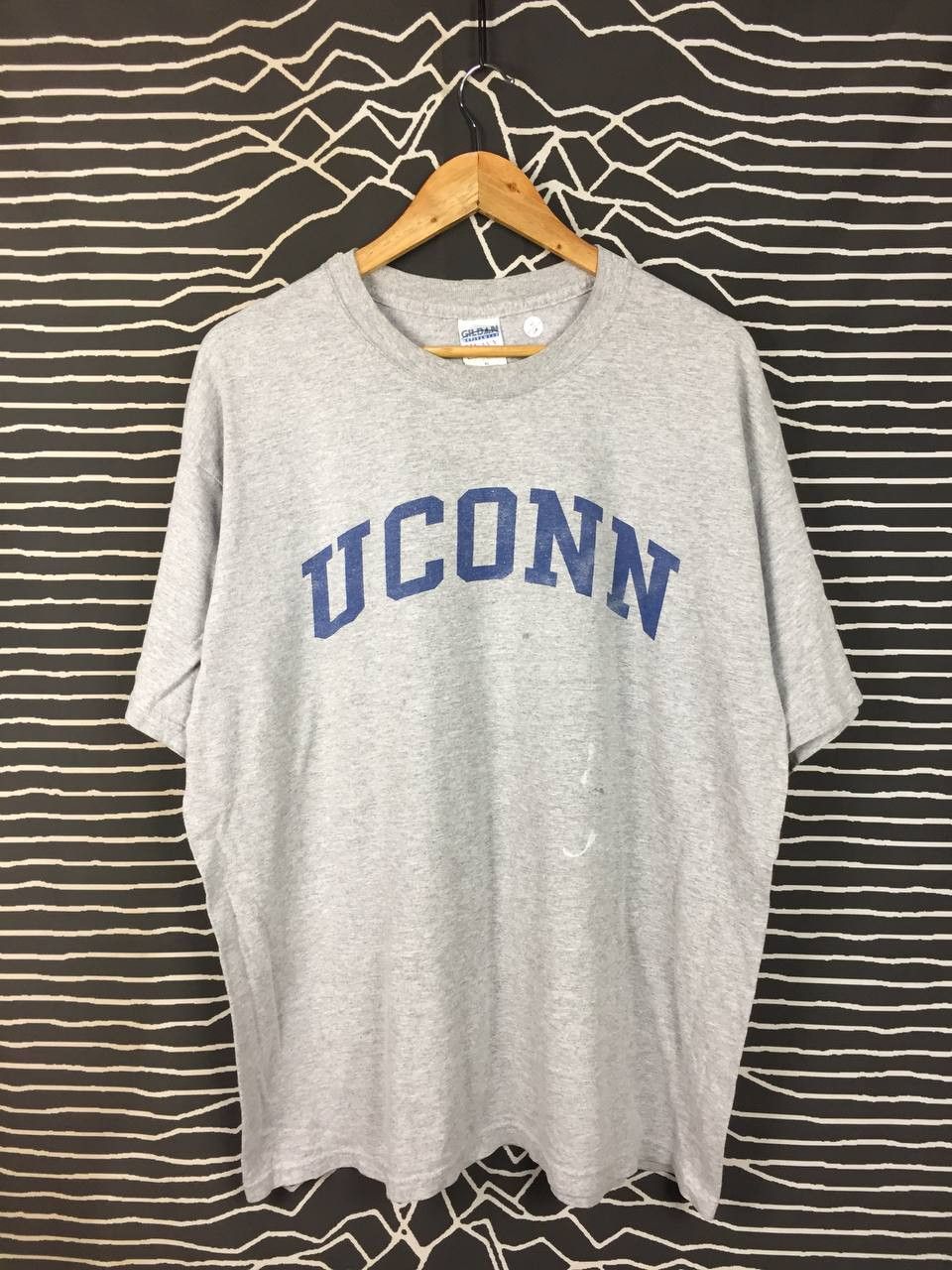 Vintage Vtg Y2K UCONN University of Connecticut Arch Logo Tee Size US XL / EU 56 / 4 - 1 Thumbnail