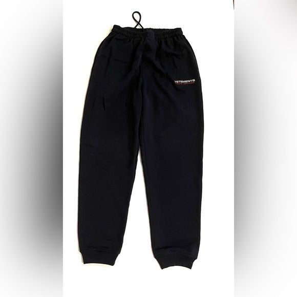 Vetements VETEMENTS LOGO TAPE COTTON BLEND SWEATPANTS IN BLACK Size US 30 / EU 46 - 1 Thumbnail