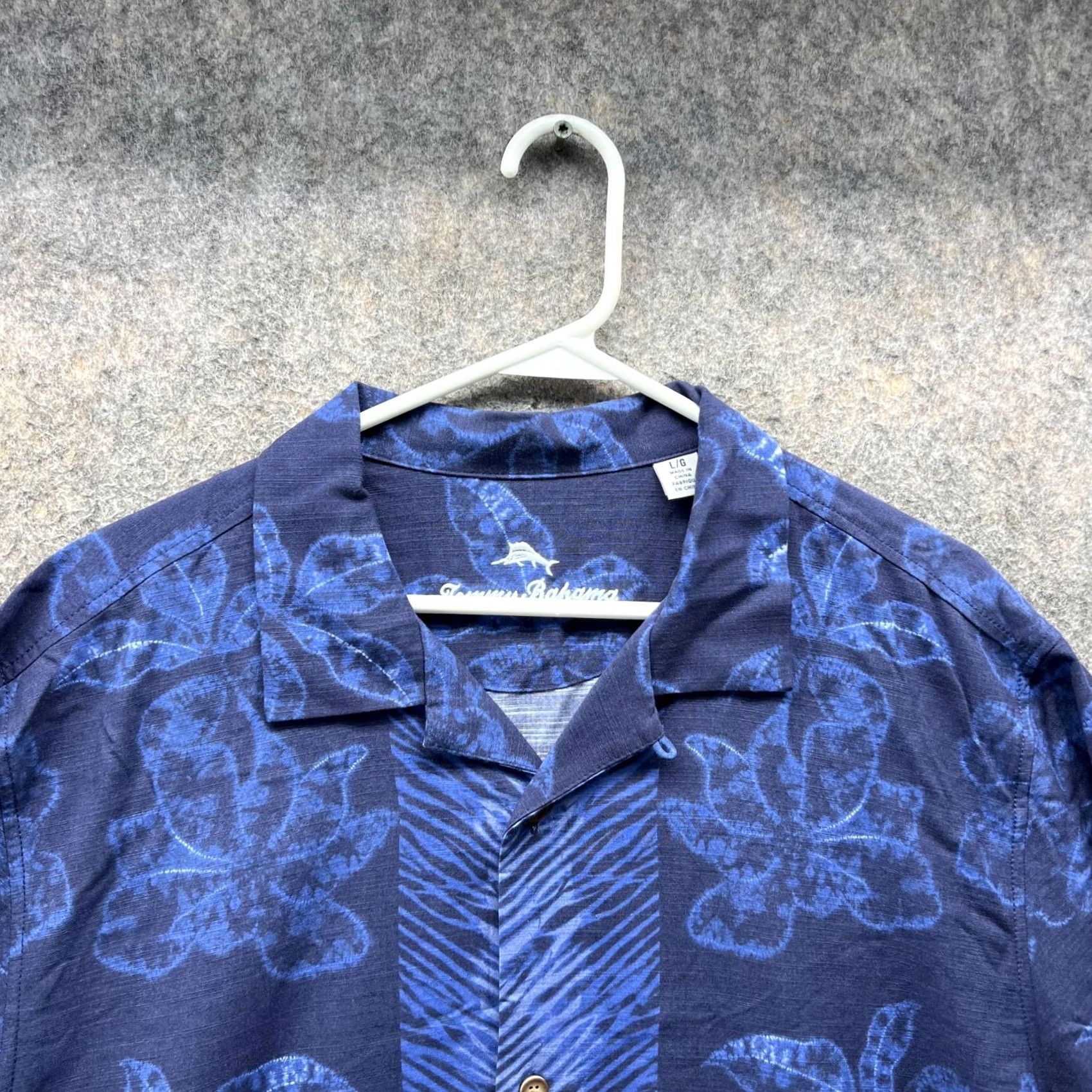 Tommy Bahama VINTAGE Tommy Bahama Shirt Men Large Blue Floral Button-Down Casual Preppy Short Sleeve World of Silk Cleans at Home Button-Up Midcentury Size US L / EU 52-54 / 3 - 2 Thumbnail