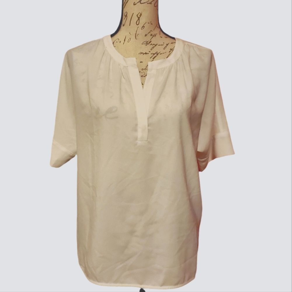 Nordstrom Nordstrom Ladies Size Medium Ivory Cloud Flowy Split Neck Sh Size M / US 6-8 / IT 42-44 - 1 Thumbnail